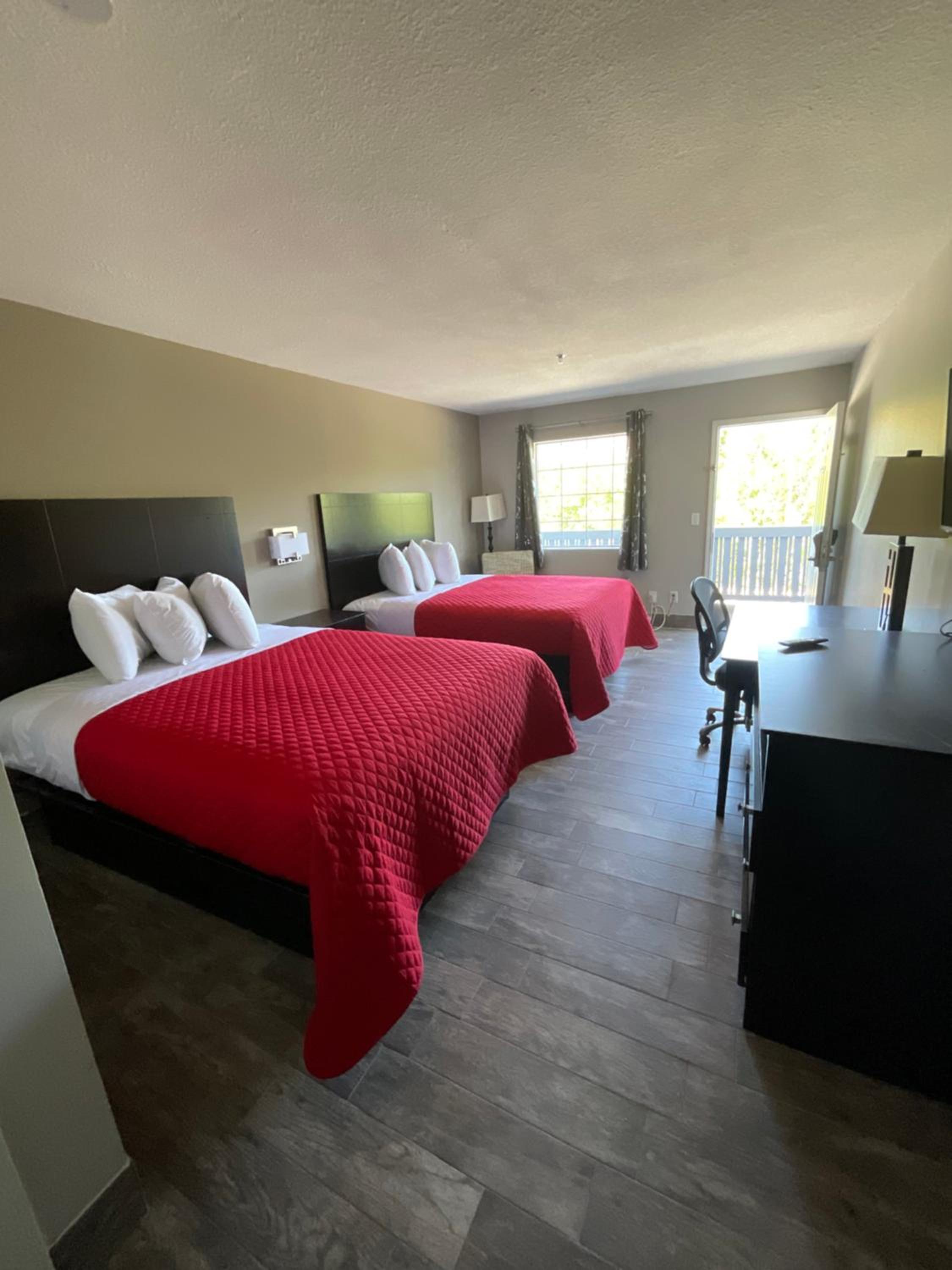 Deluxe Queen Room - Photo 4