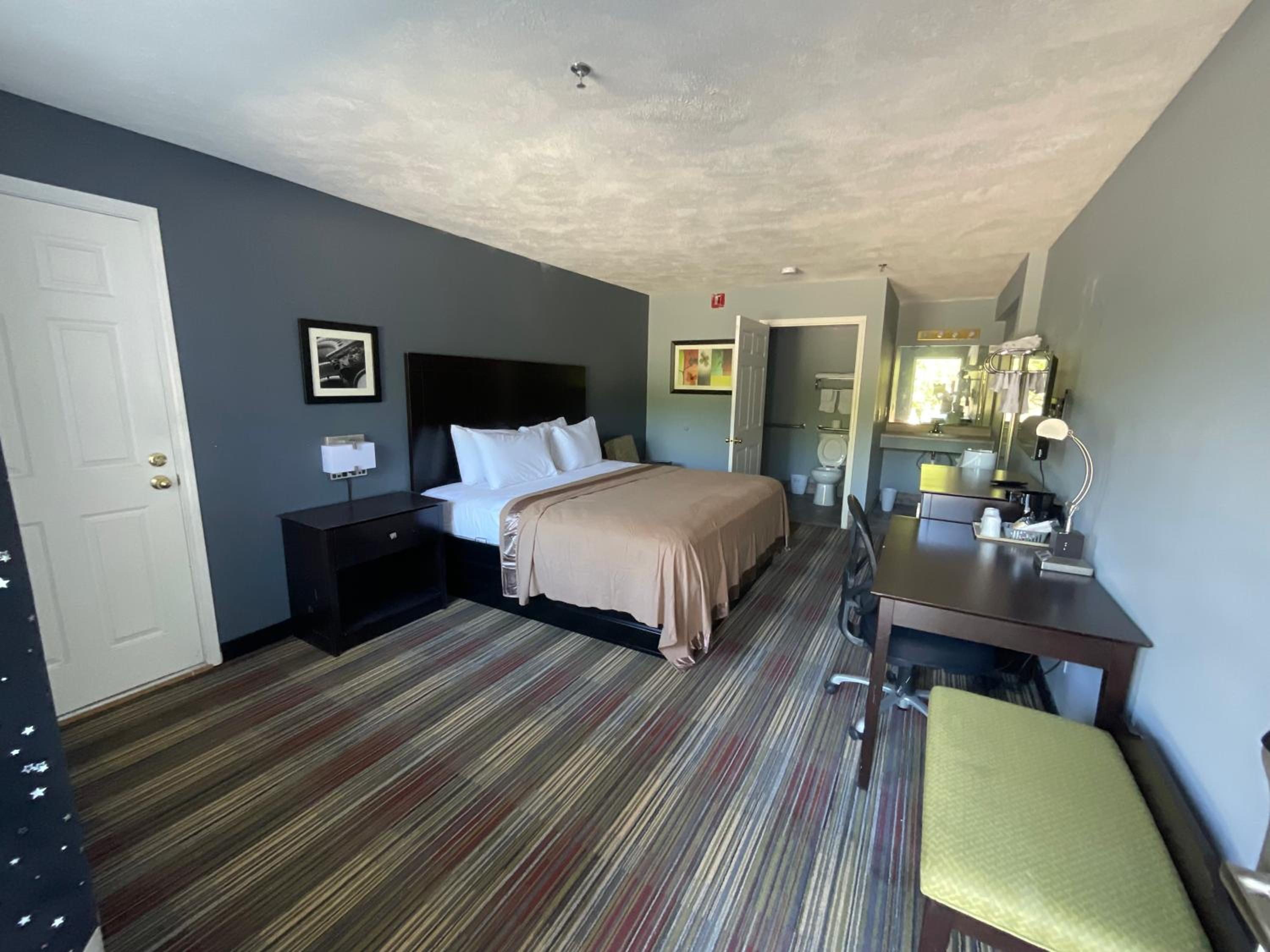 Deluxe King Room - Photo 3
