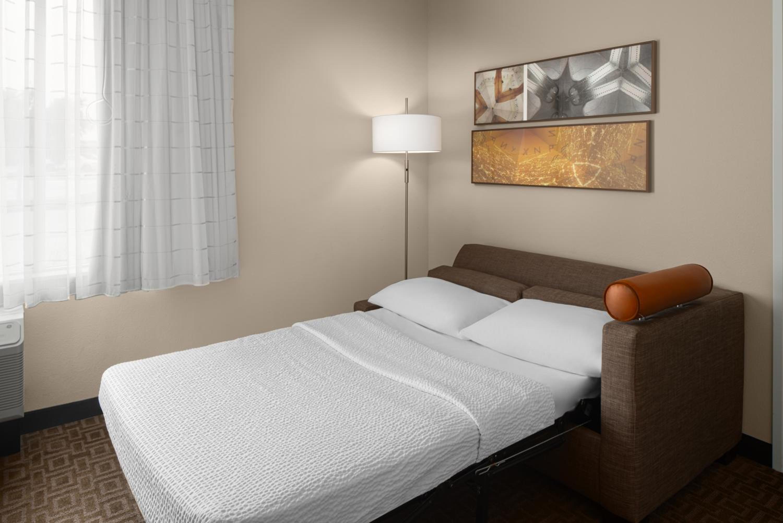 One-Bedroom Suite with Two Queen Beds and Sofa Bed - Photo 3