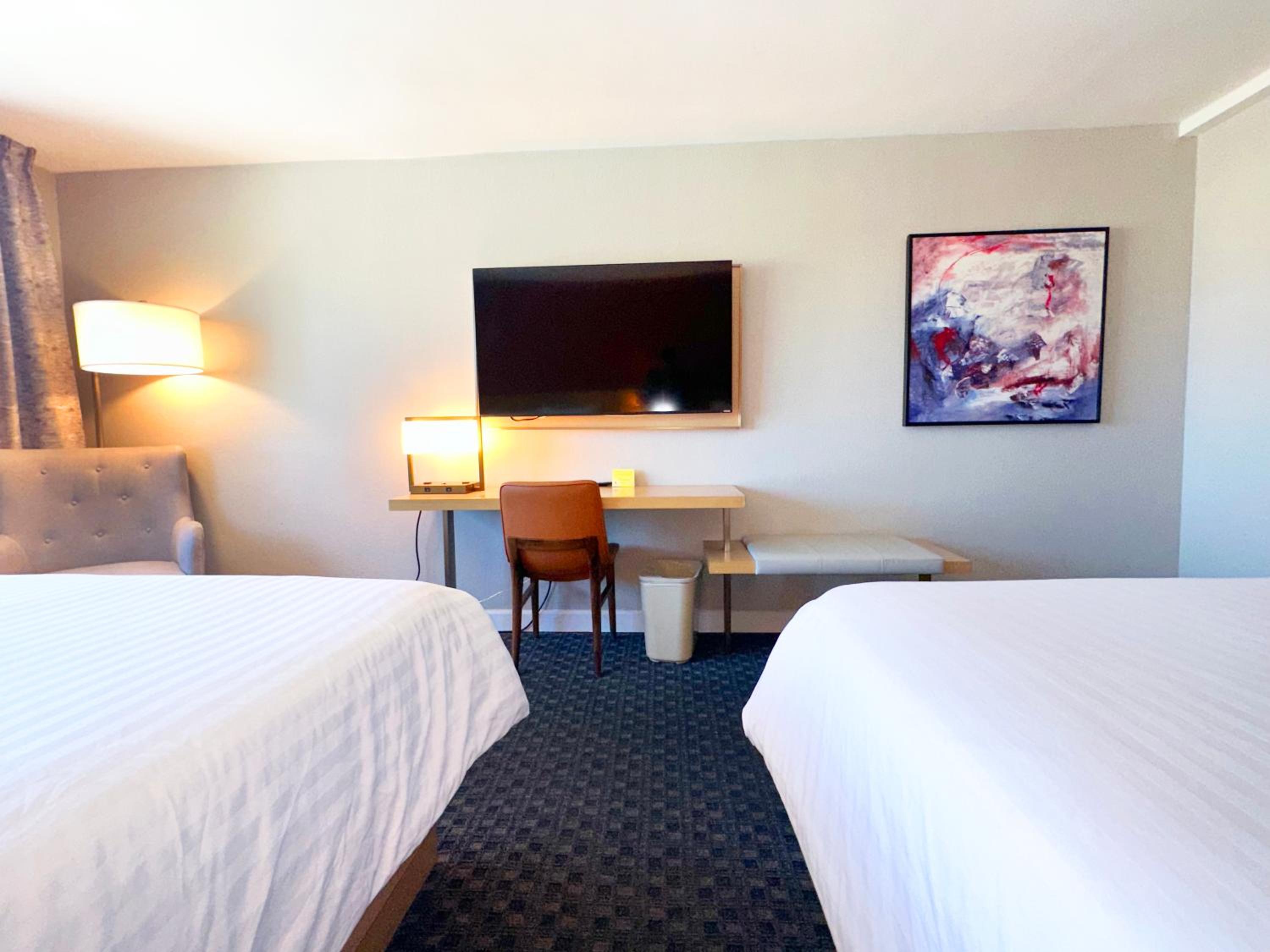 Queen Room with Two Queen Beds - Photo 15