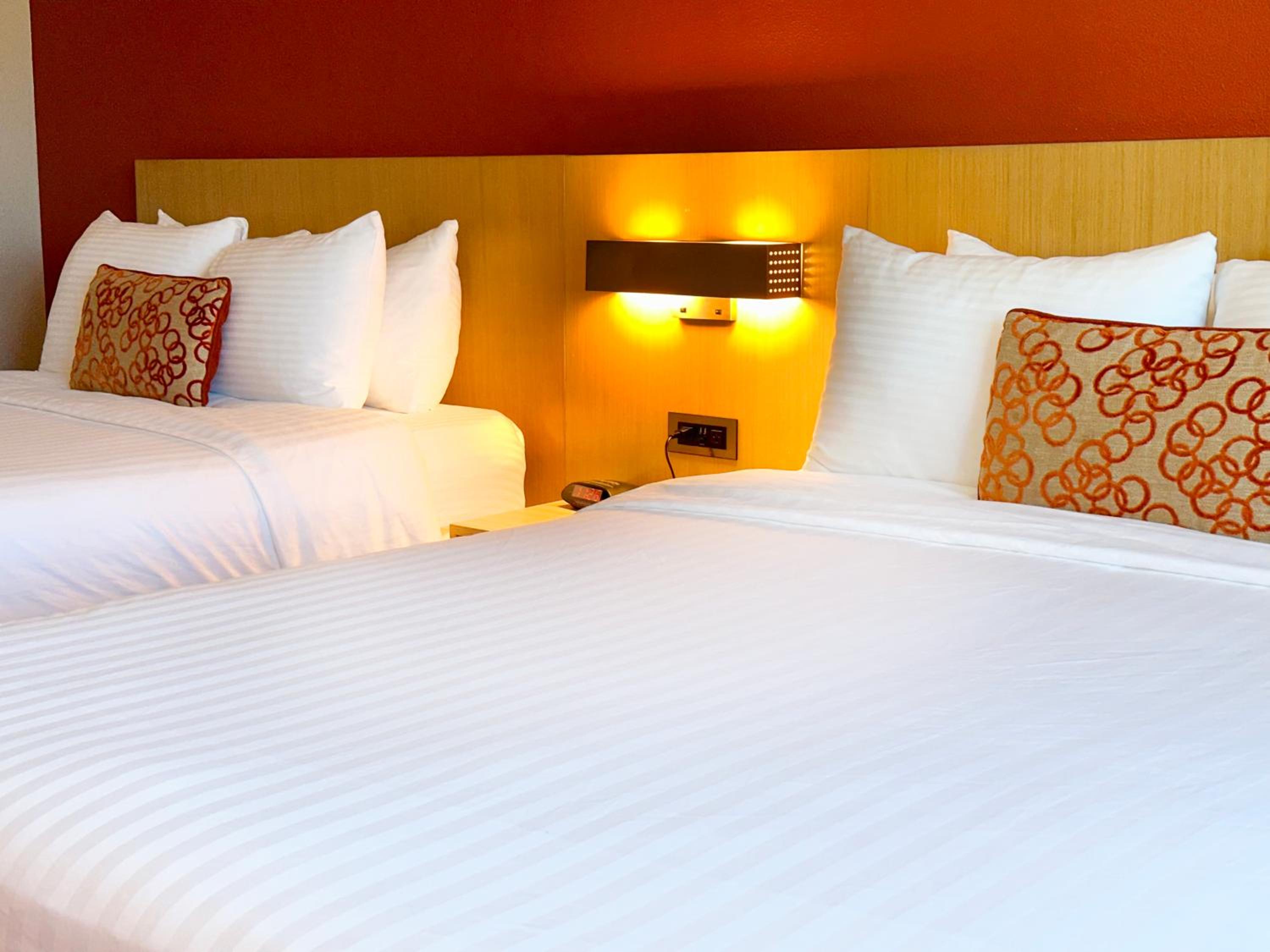 Queen Room with Two Queen Beds - Photo 2