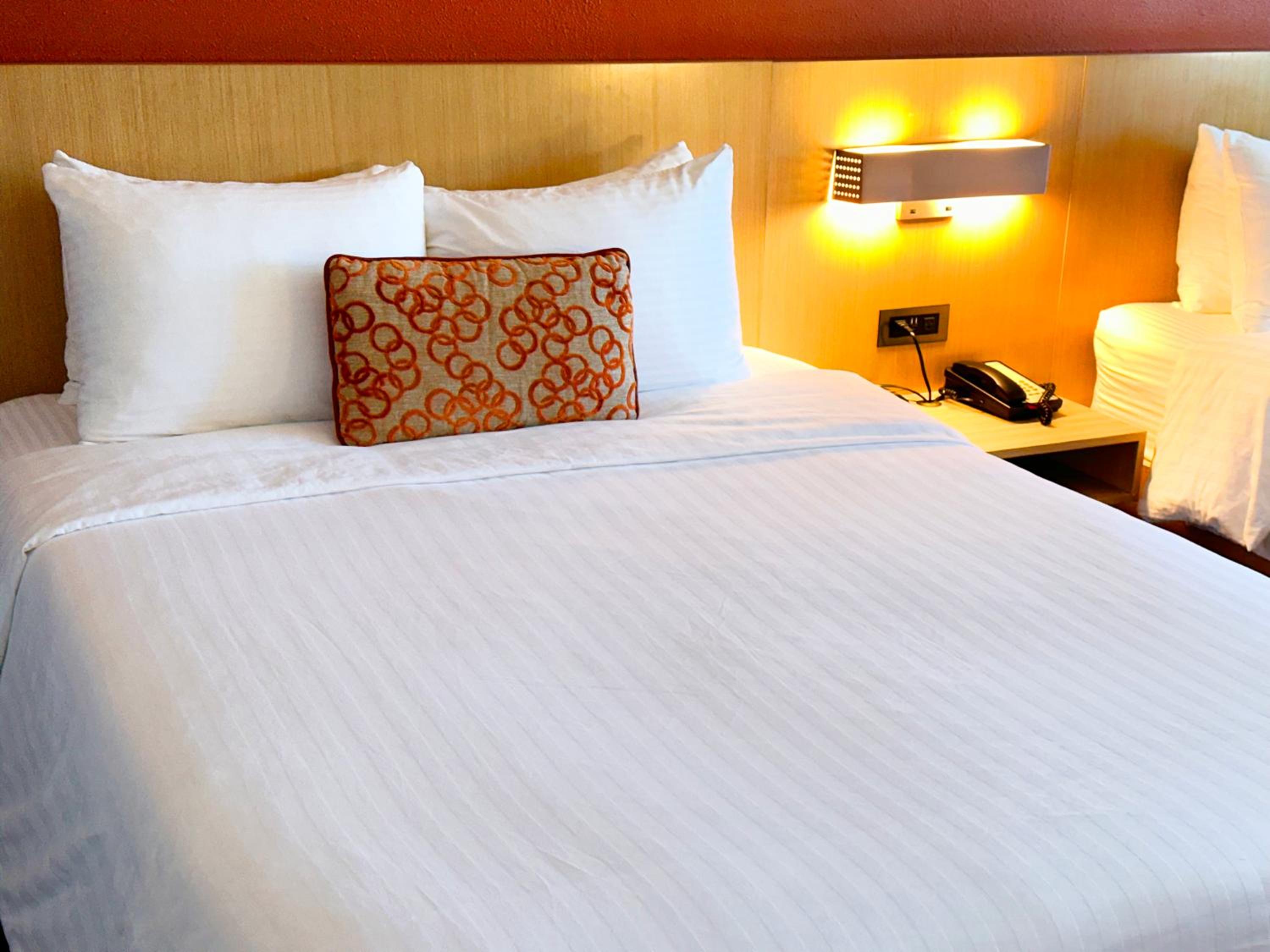 Queen Room with Two Queen Beds - Photo 17