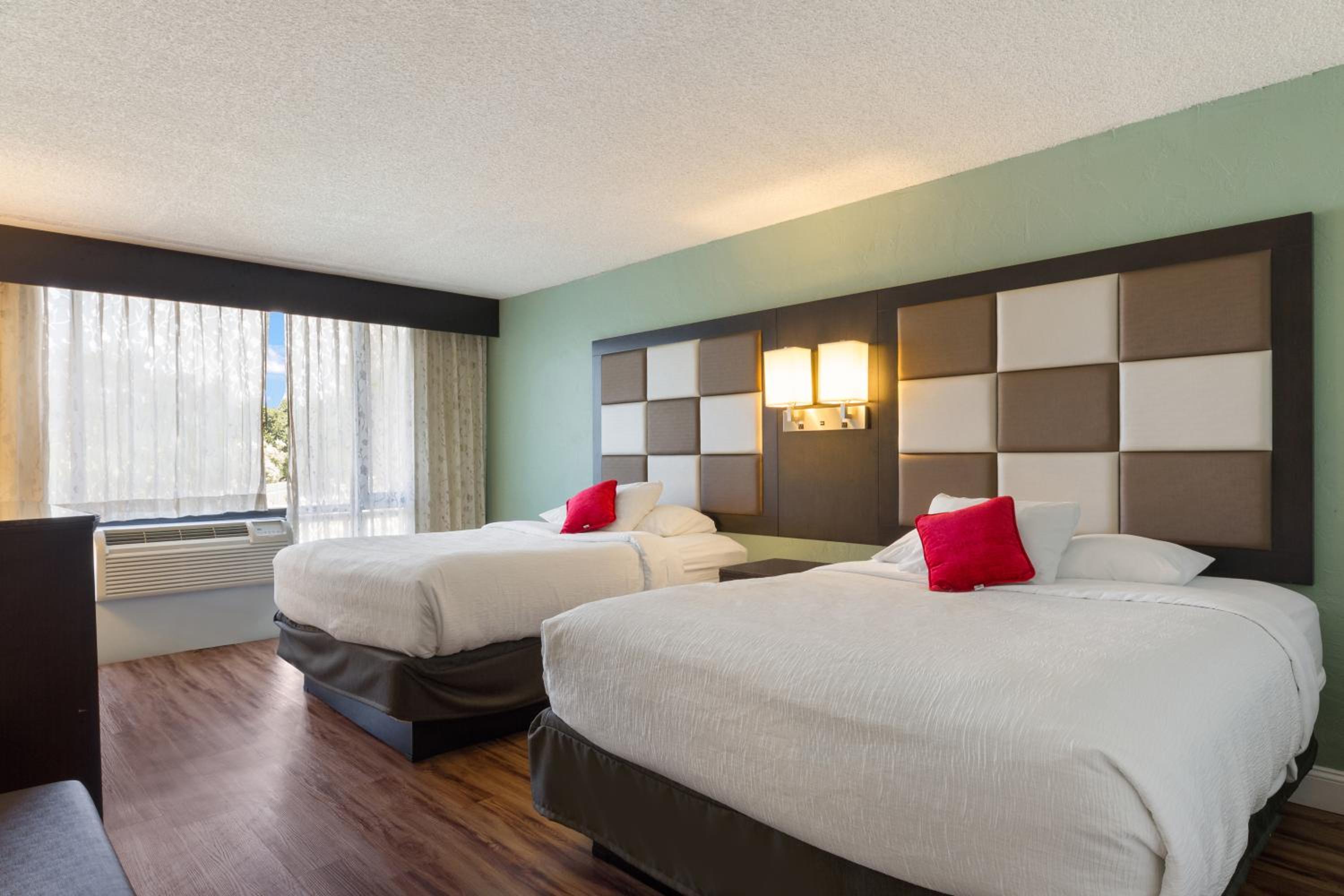 Queen Room with Two Queen Beds - Photo 8