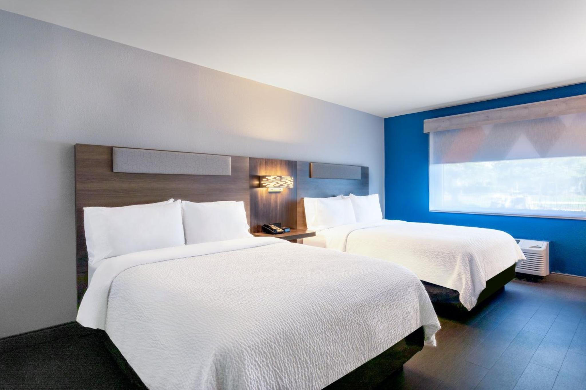 Standard Room with Two Queen Beds - Photo 4
