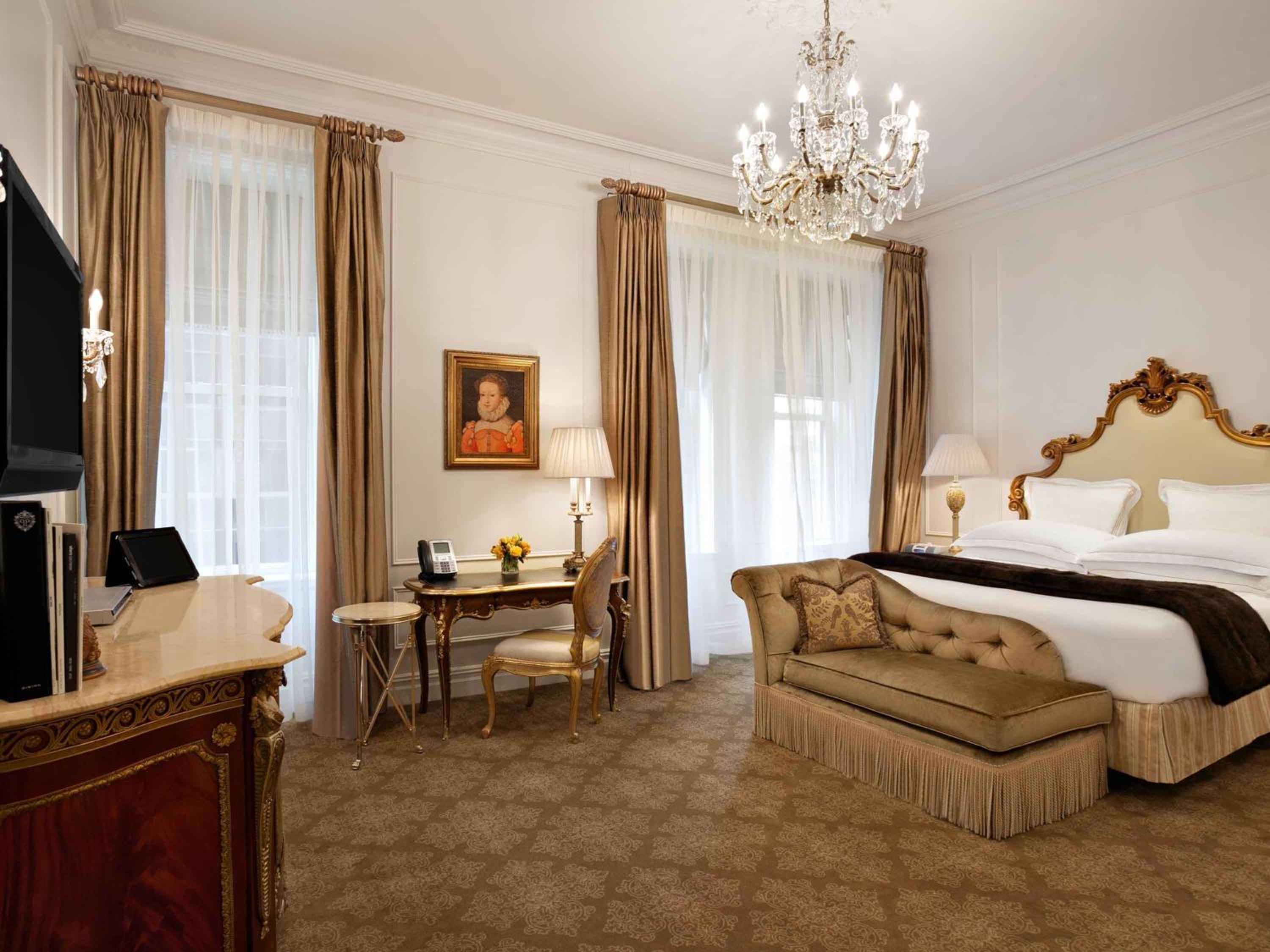 Deluxe King Room with One King Bed (Non Smoking)