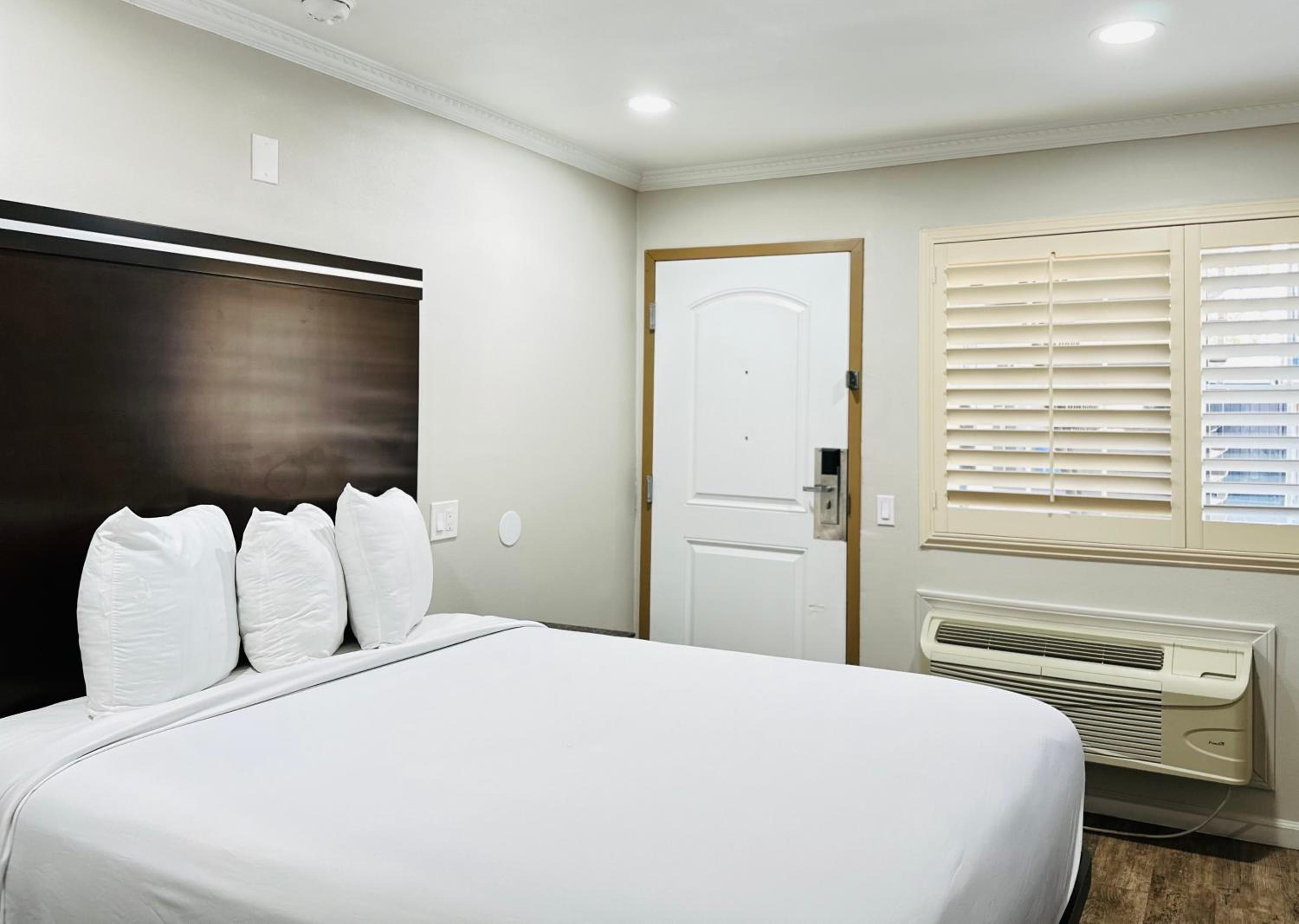 Standard Room, 1 Queen Bed, Non Smoking - Photo 6