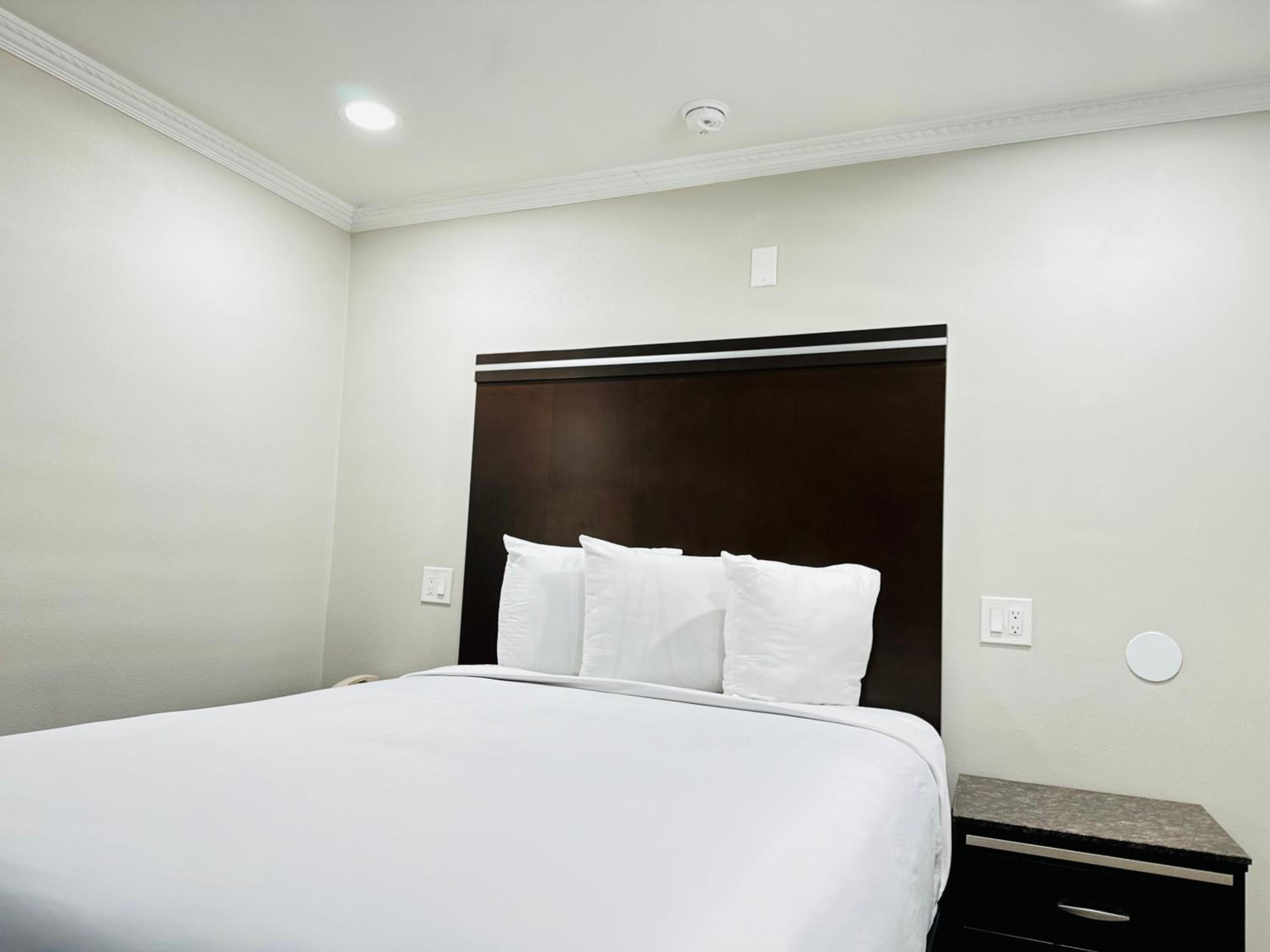 Standard Room, 1 Queen Bed, Non Smoking - Photo 5