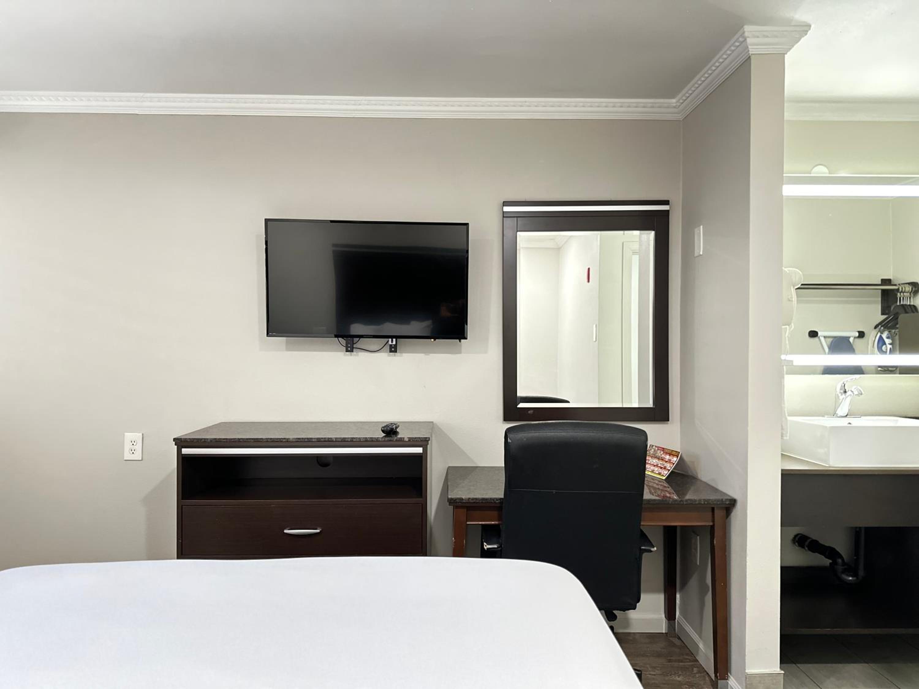 Standard Room, 1 Queen Bed, Accessible Roll-In Shower, Non Smoking photo 1