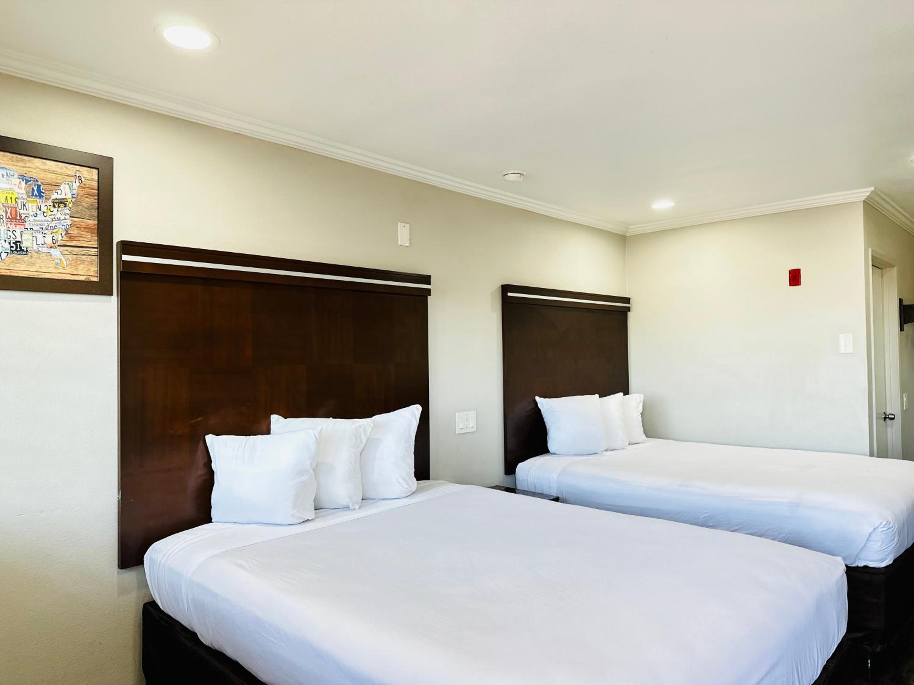 Standard Room, 2 Queen Beds, Non Smoking - Photo 5