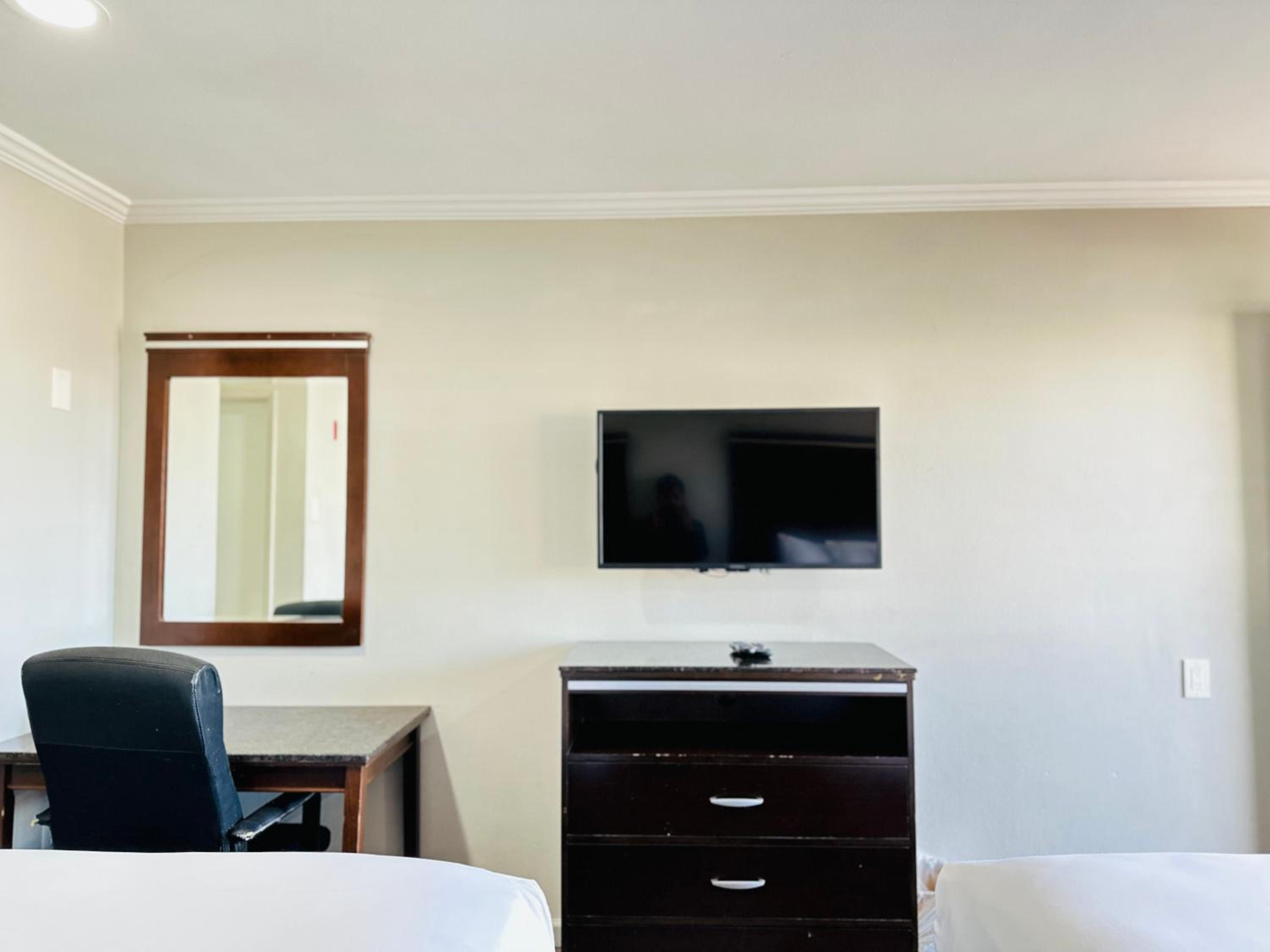 Standard Room, 1 Queen Bed, Accessible Roll-In Shower, Non Smoking photo 2