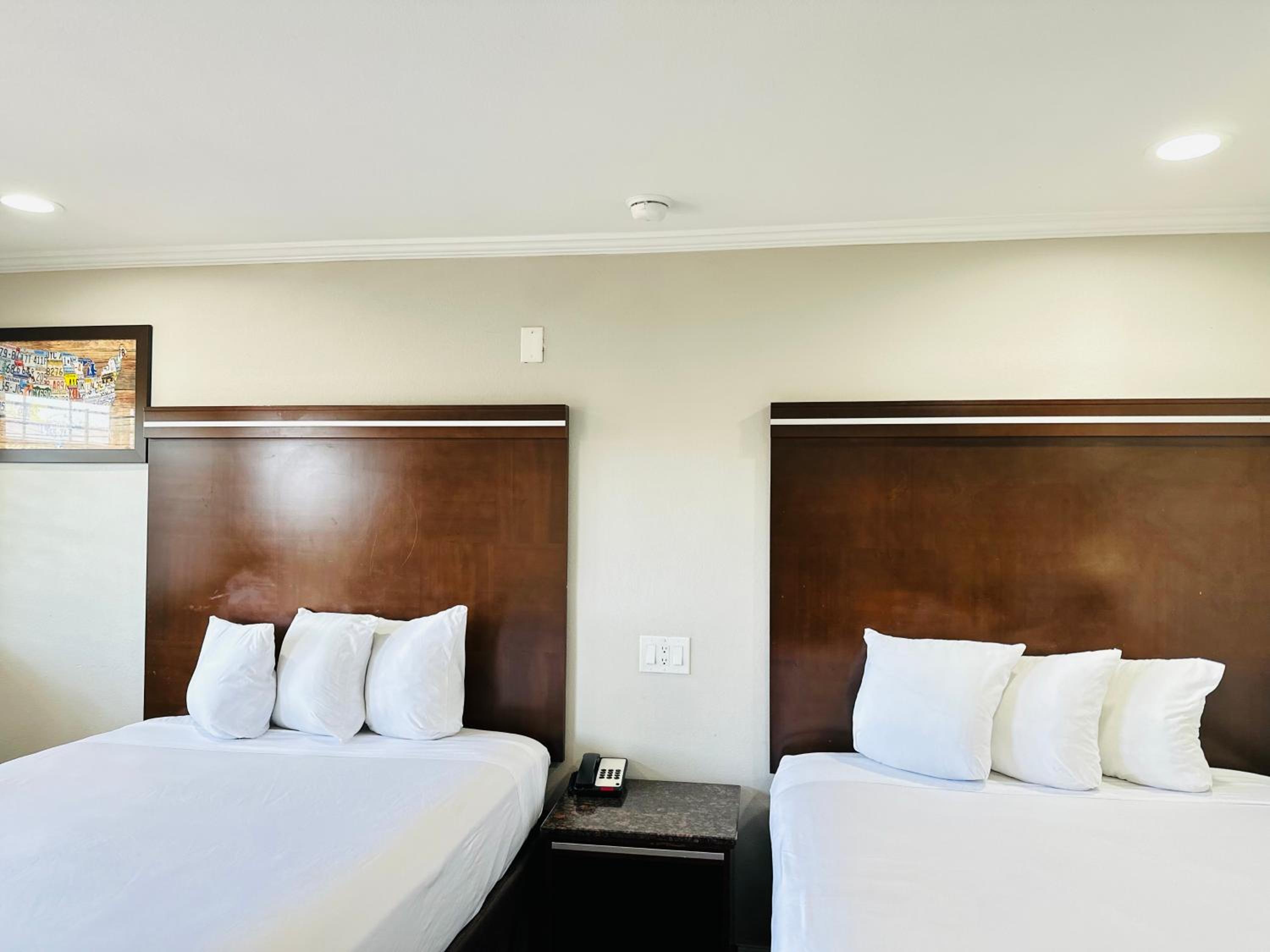 Standard Room, 2 Queen Beds, Non Smoking - Photo 4