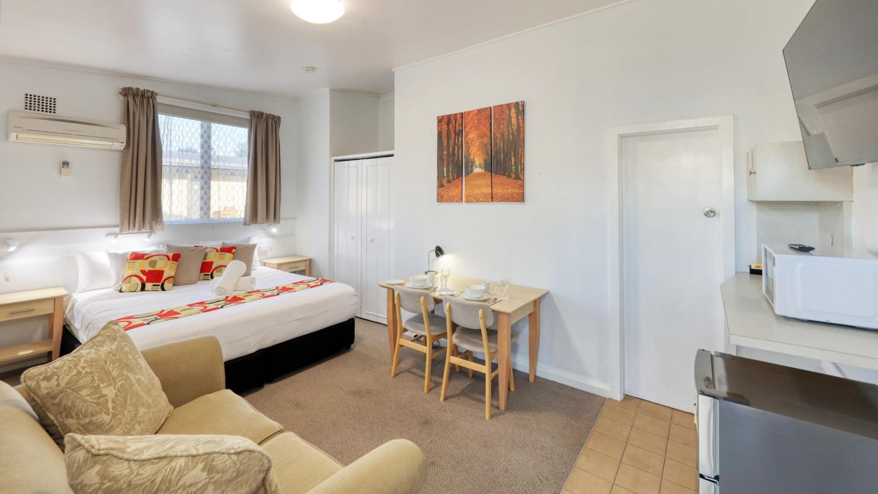 Deluxe King Room - Photo 1