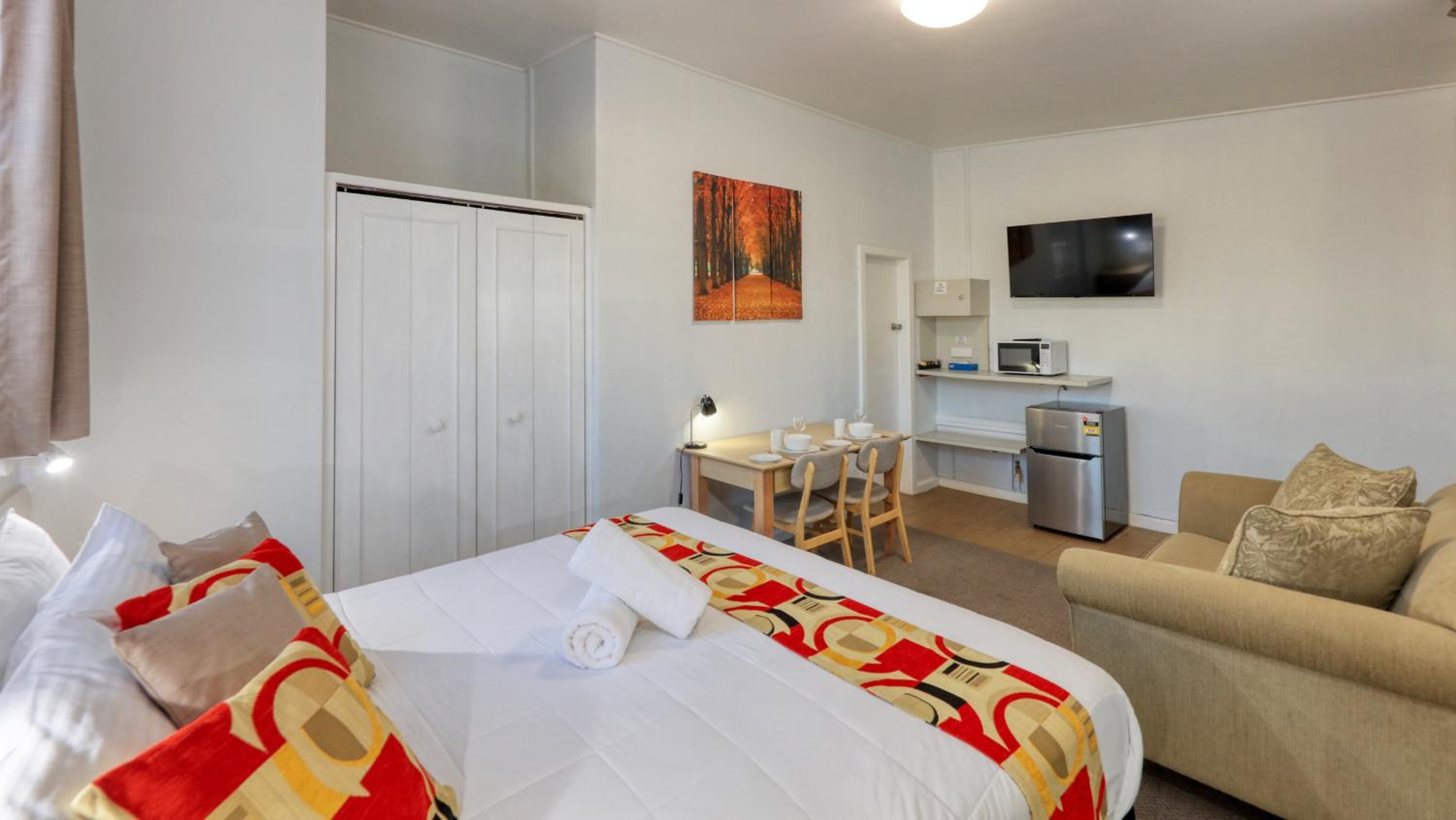 Deluxe King Room - Photo 6
