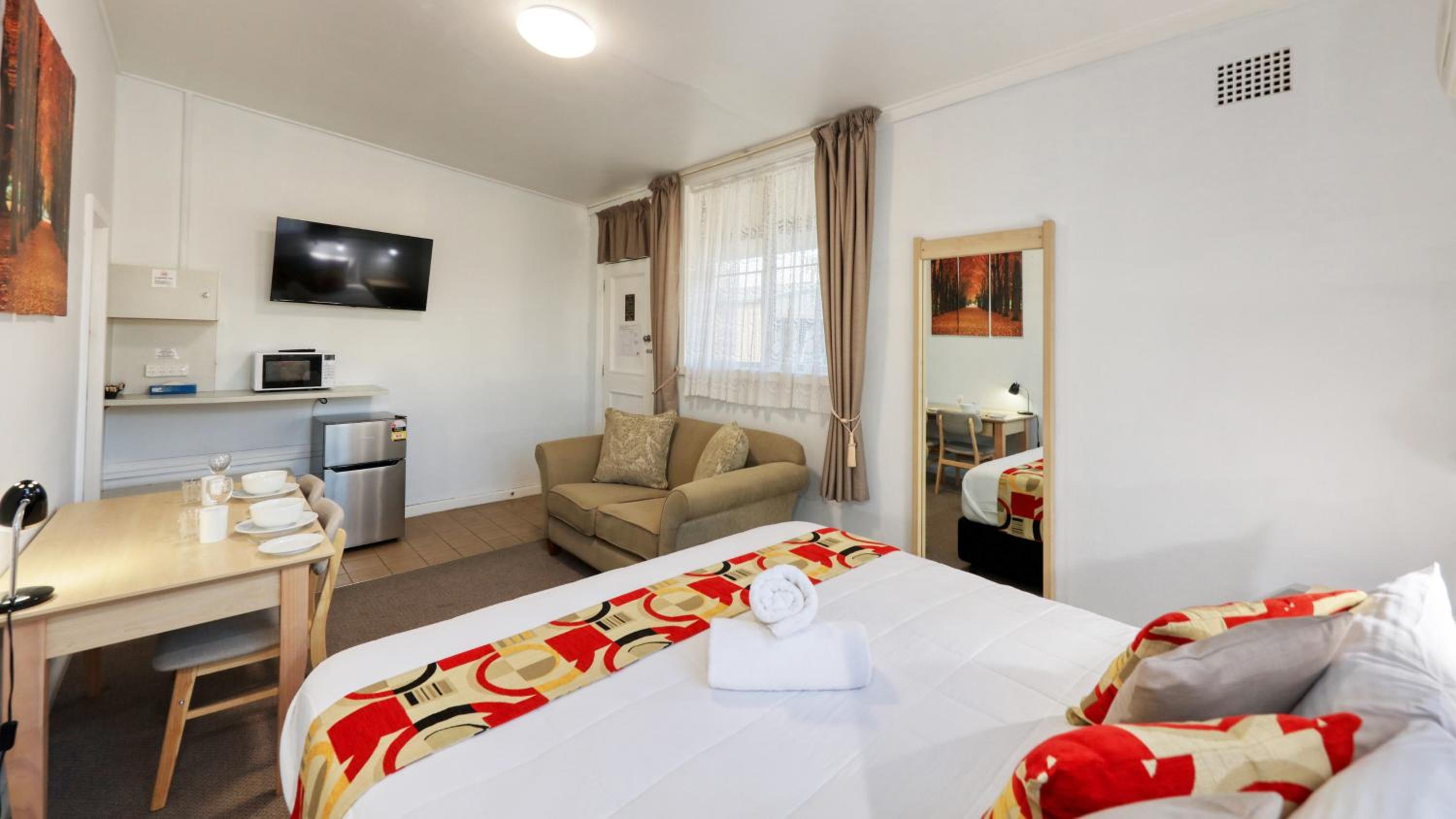 Deluxe King Room - Photo 7