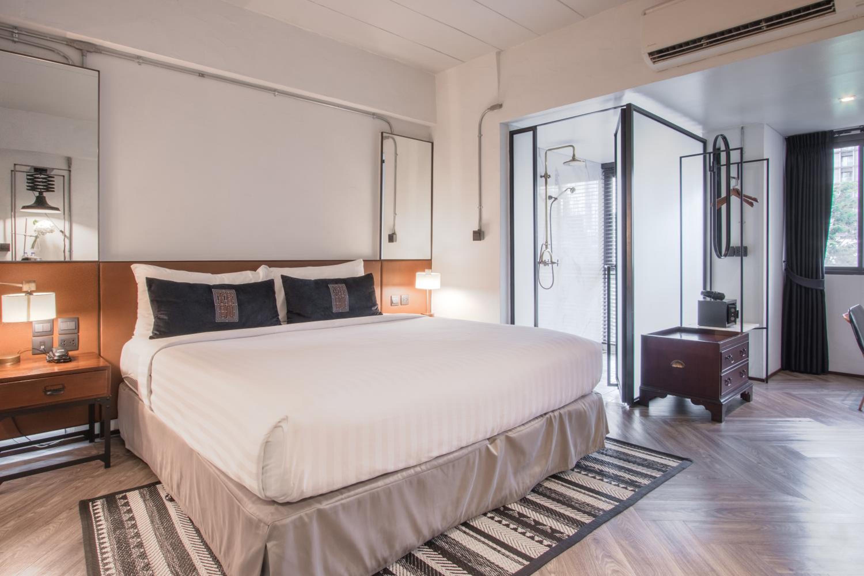 Deluxe King Room photo 2