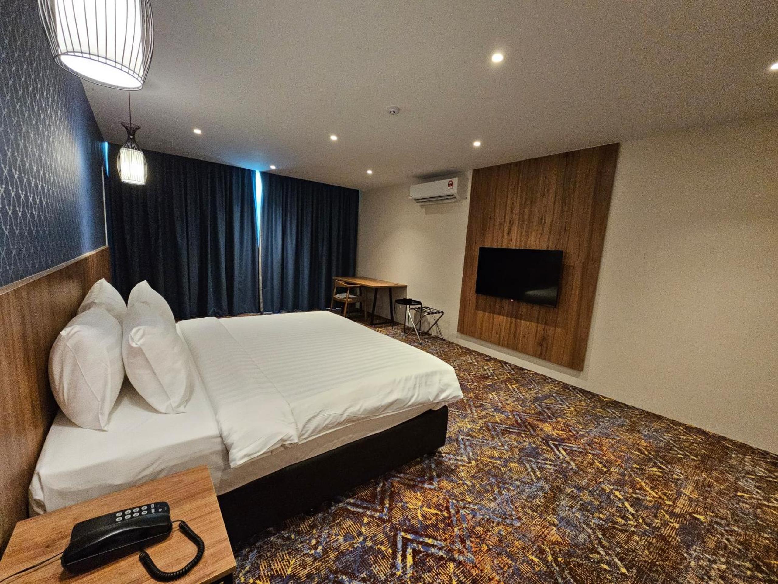 Deluxe King Room - Photo 5