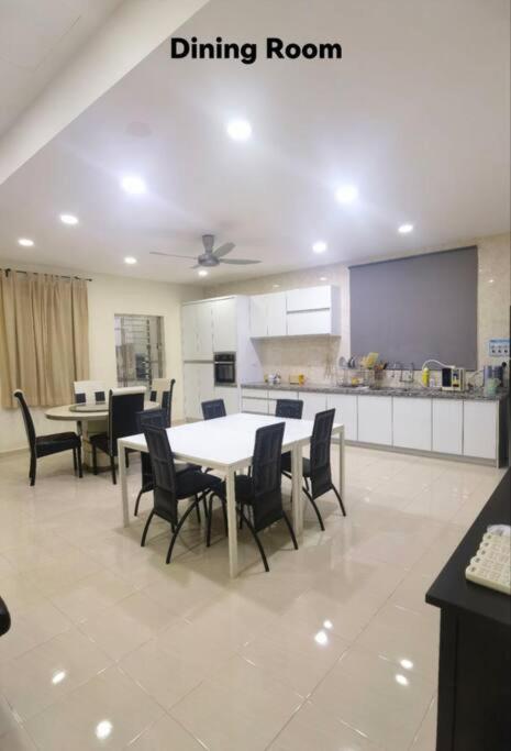 Five-Bedroom House photo 1