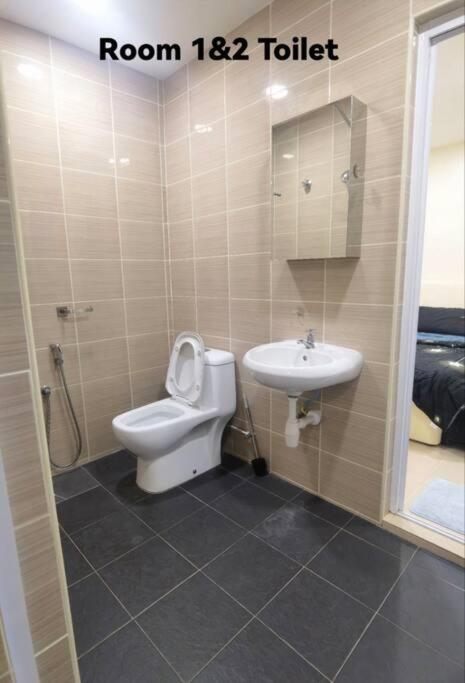 Five-Bedroom House photo 2