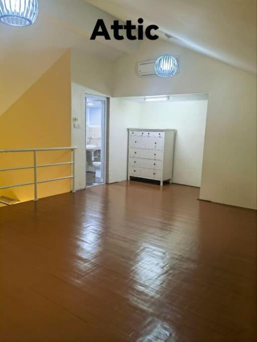 Five-Bedroom House photo 3