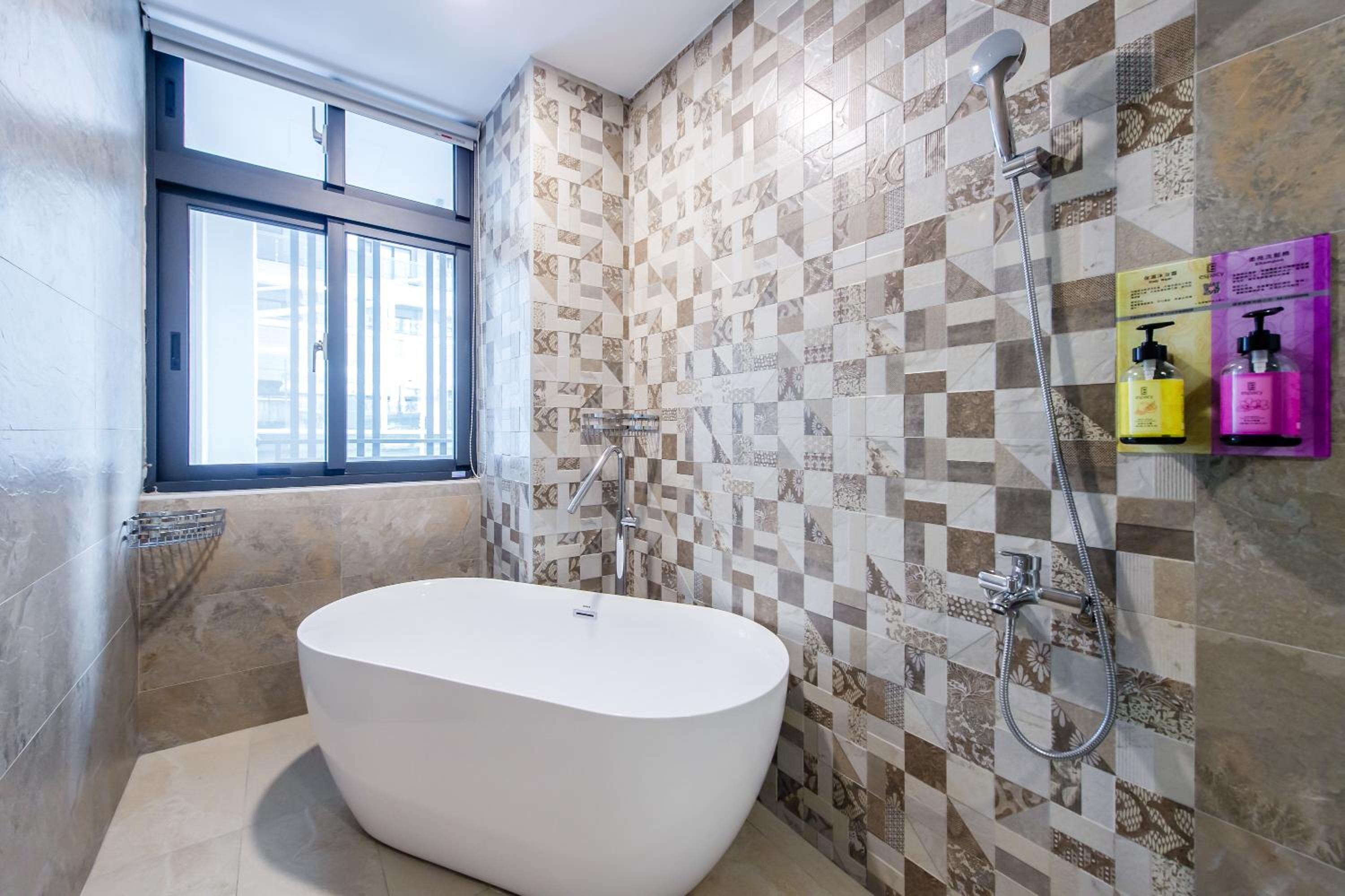 Quadruple Room with Bath - Photo 16