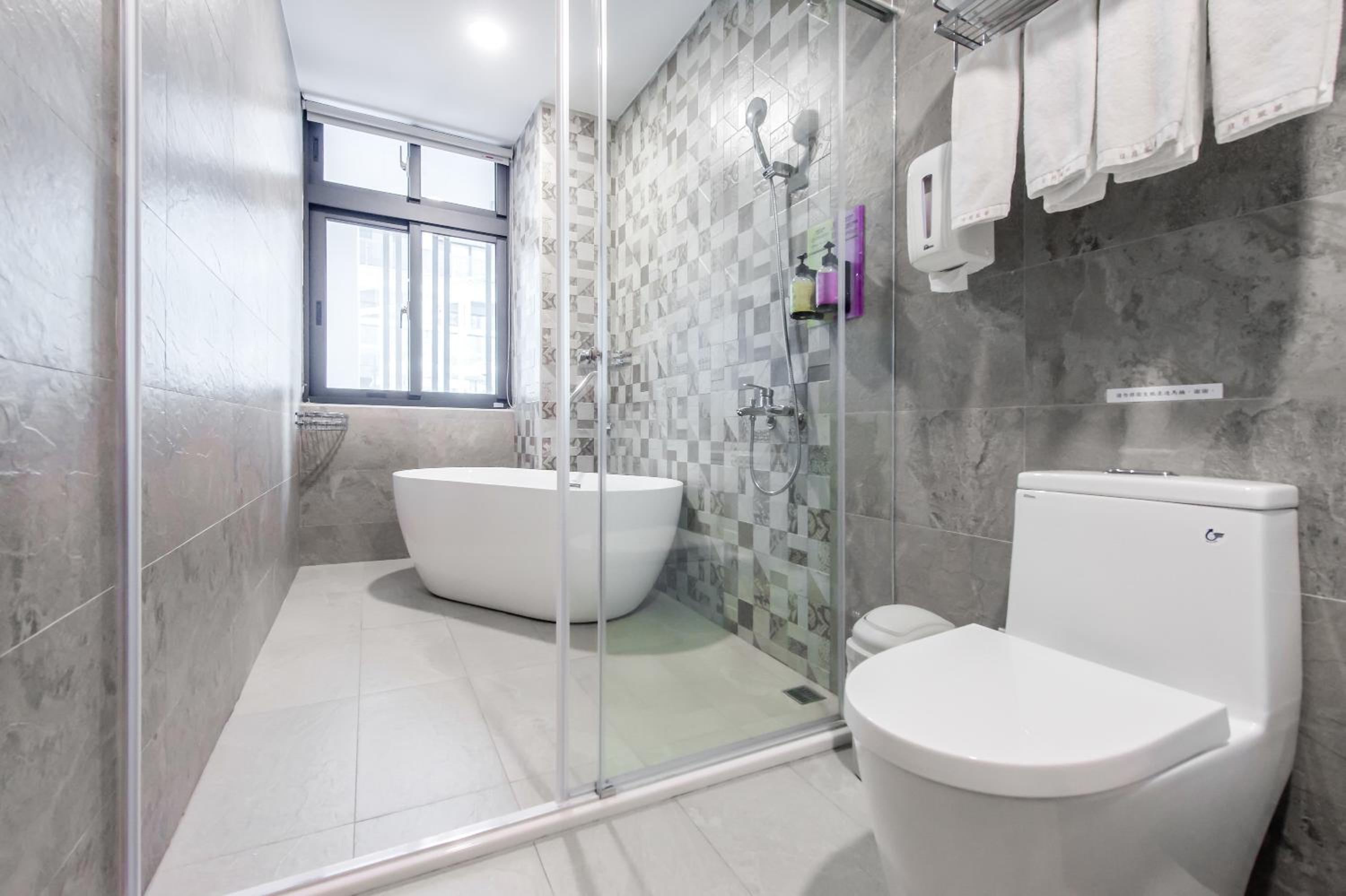 Quadruple Room with Bath - Photo 14
