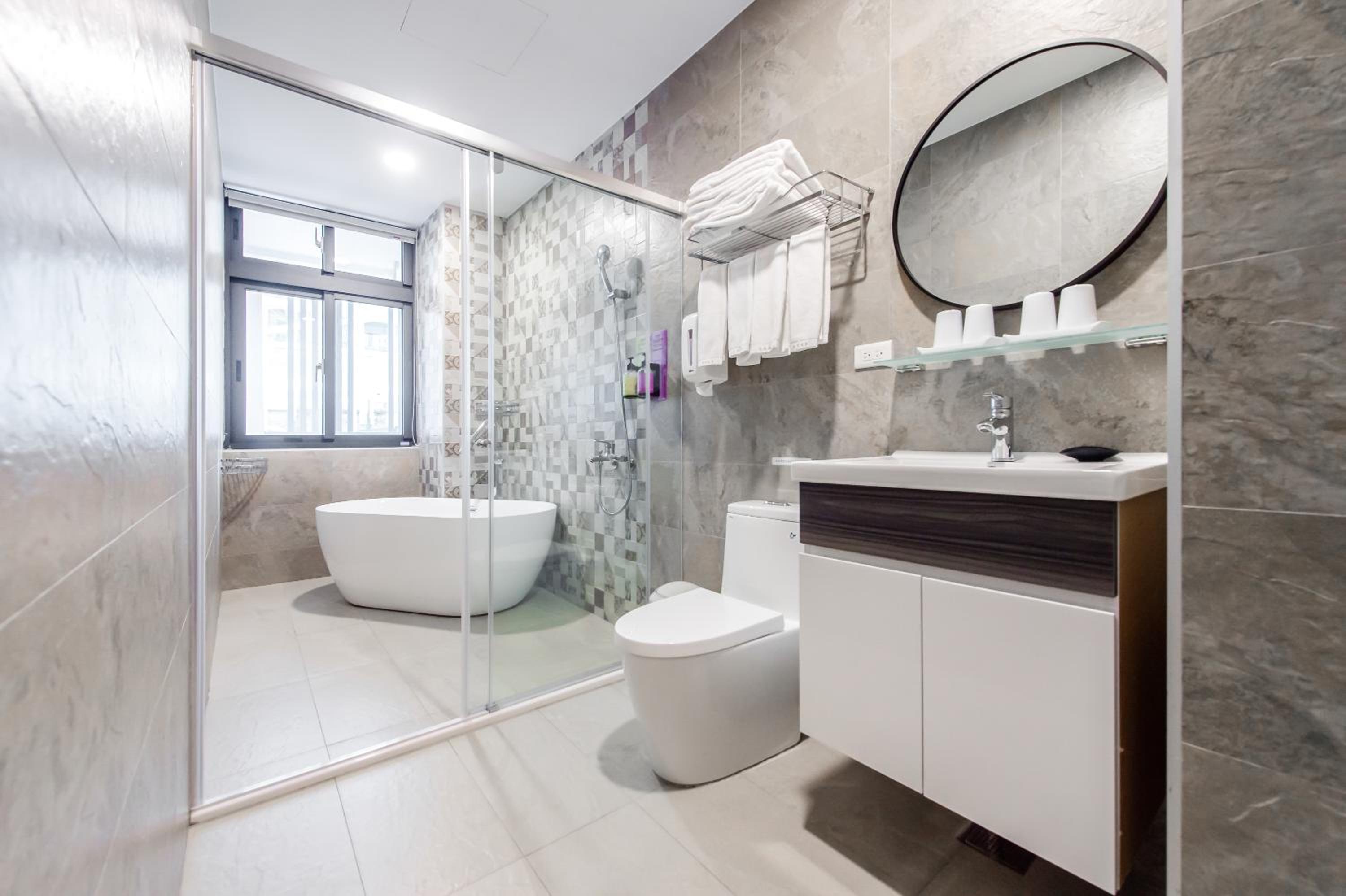 Quadruple Room with Bath - Photo 15