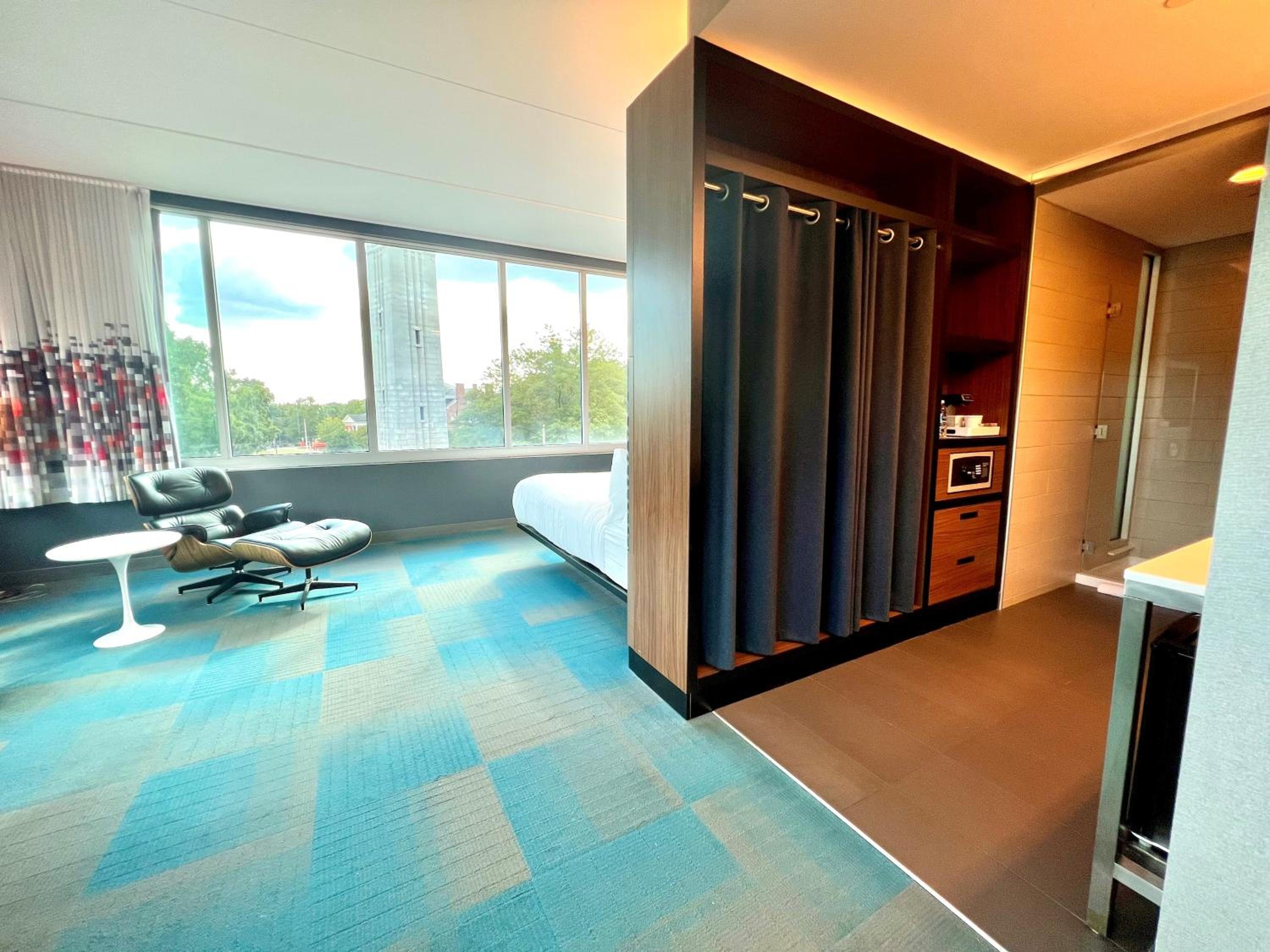 Ultra Savvy, Suite, 1 King, Sofa bed, Memorial Bell view
