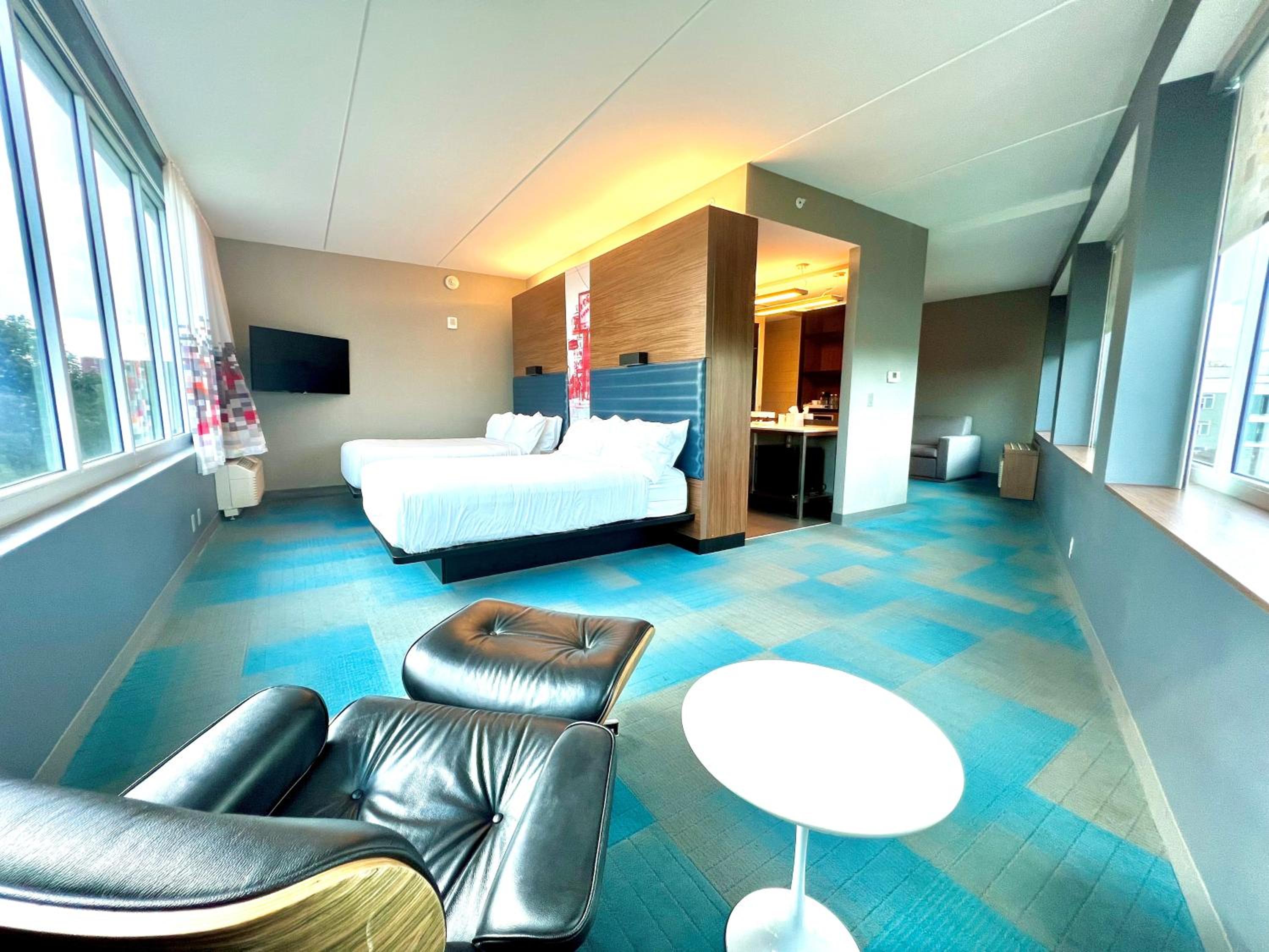 Ultra Savvy, Suite, 2 Queen, Sofa bed, Memorial Bell view