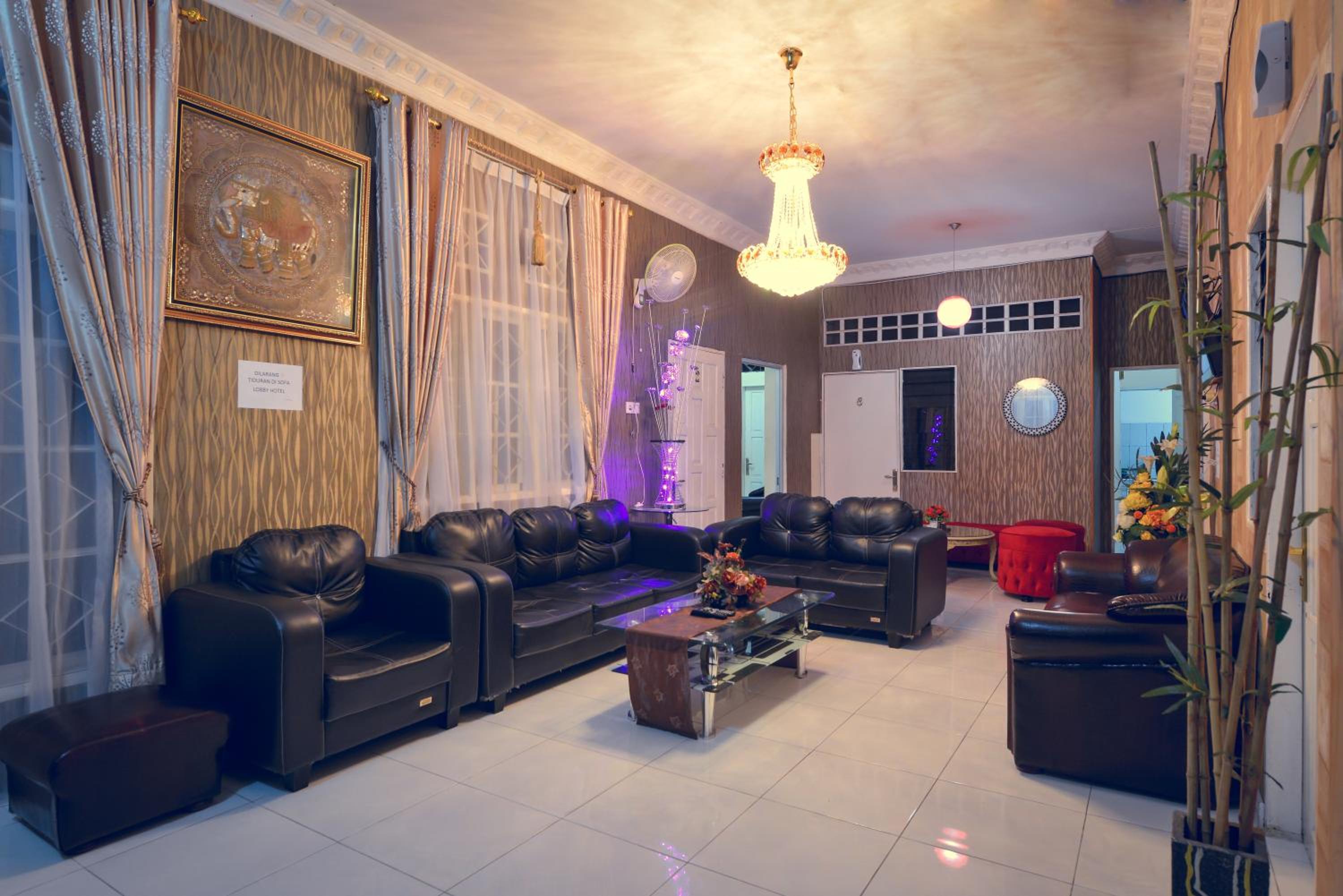 Superior Family Room photo 2