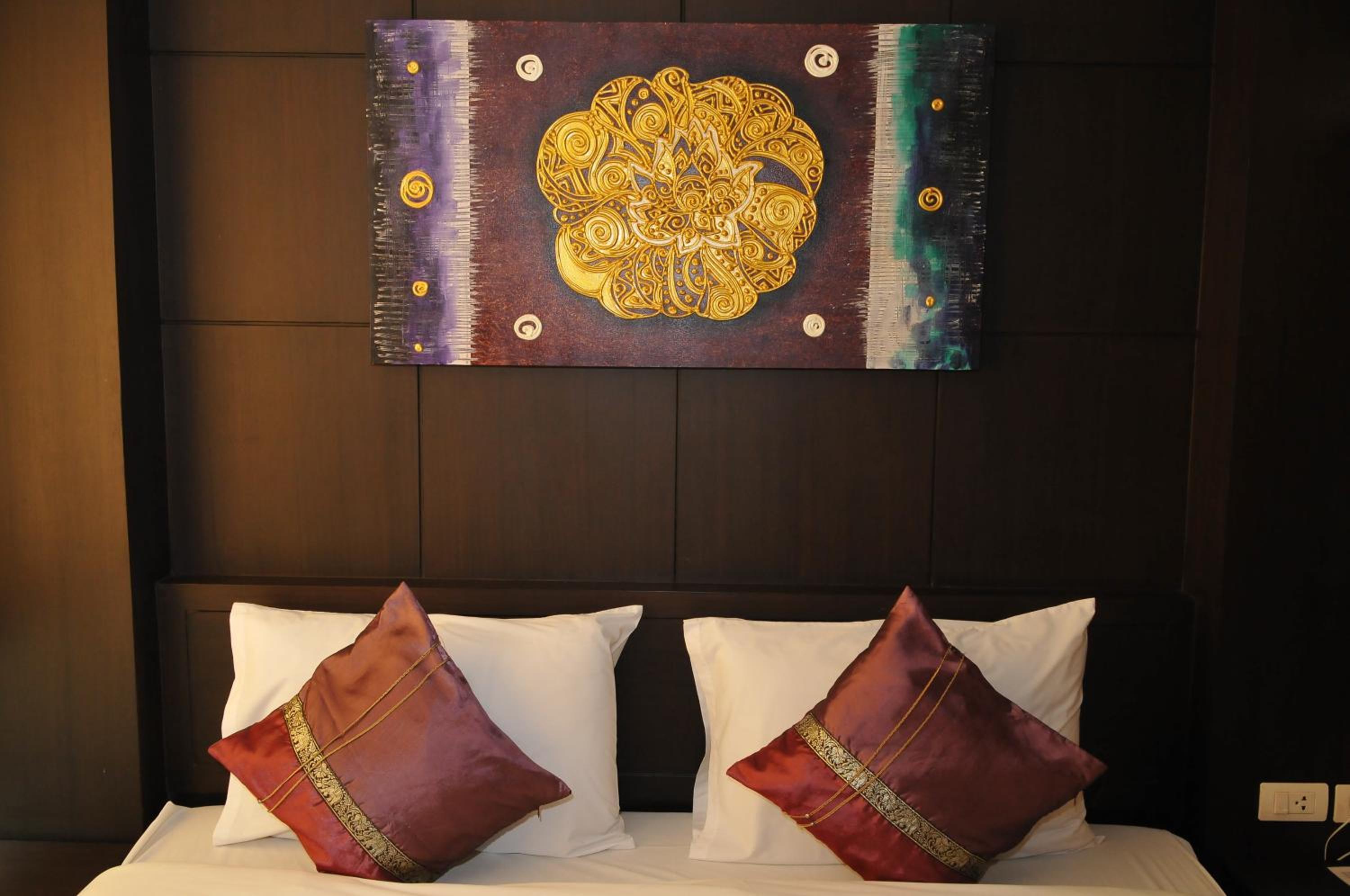 Deluxe Double Room with Round Trip Airport Transfer - Photo 9