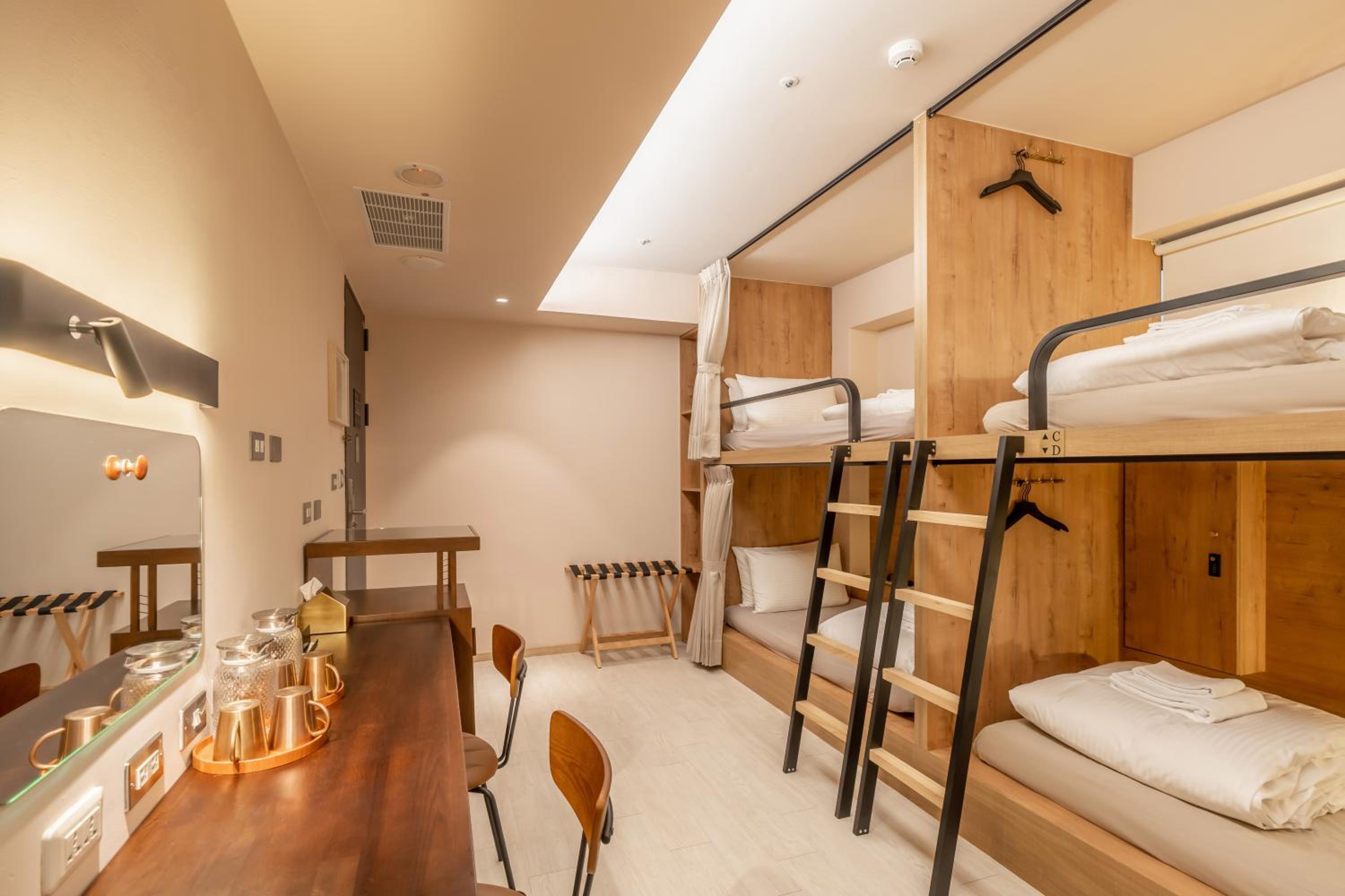 Bed in 4-Bed Male Dormitory Room photo 3