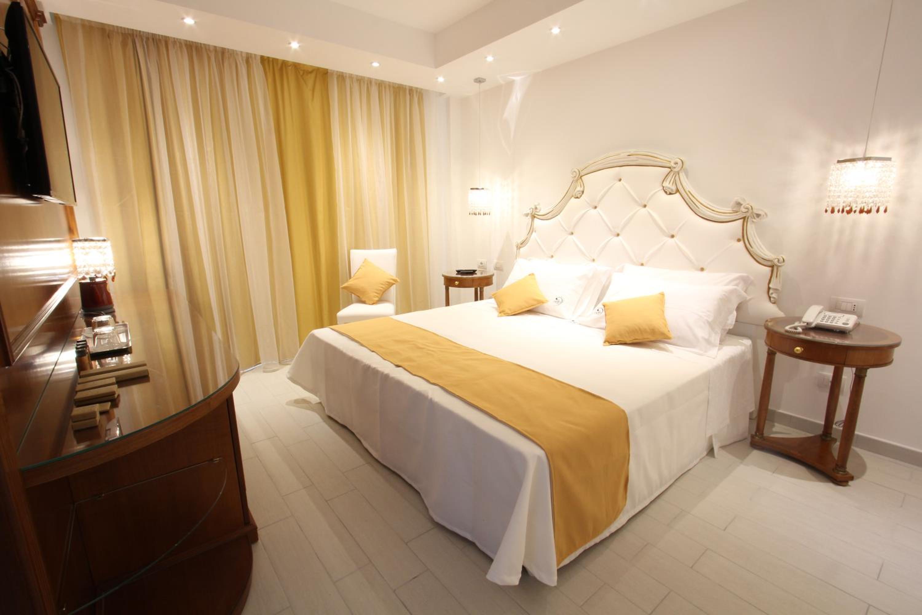 Junior Suite with Balcony and Jacuzzi - Photo 8