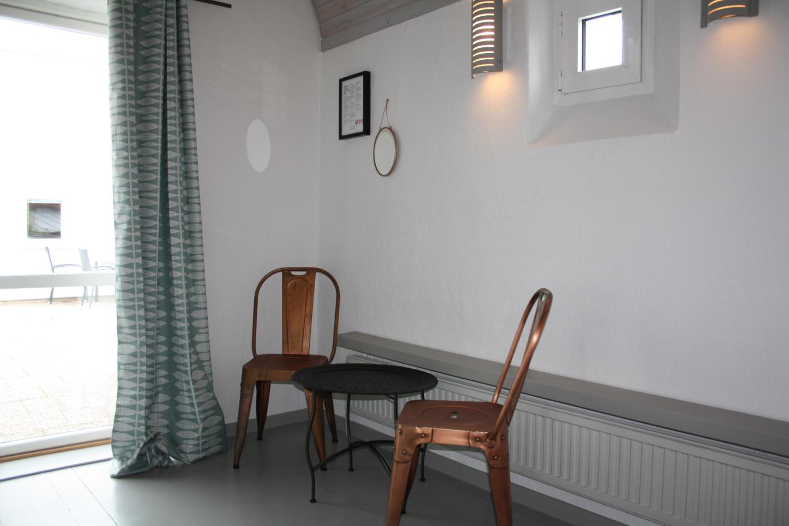 Queen Room with Shared Bathroom photo 1