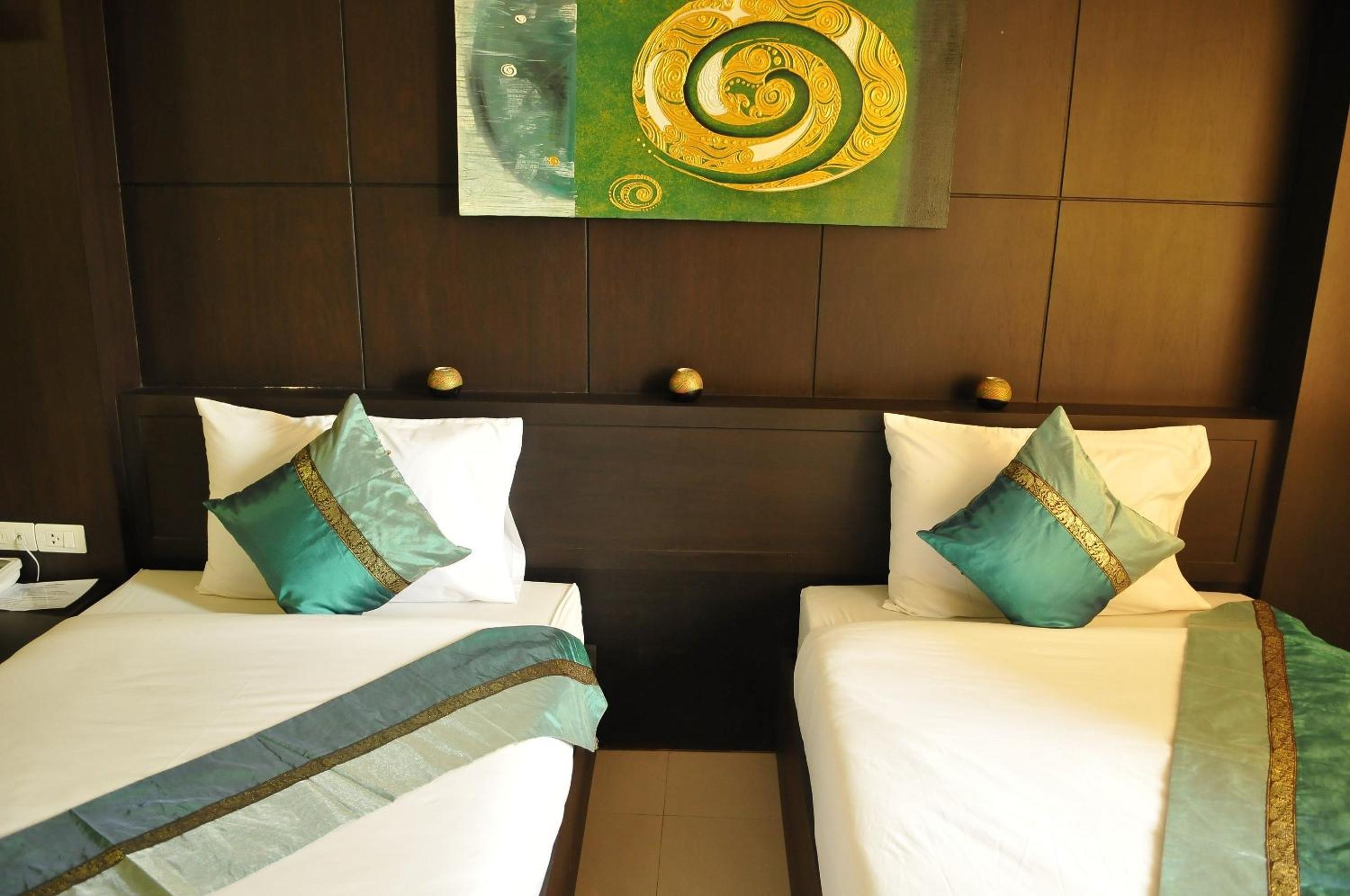 Deluxe Twin Room with Round Trip Airport Transfer - Photo 1
