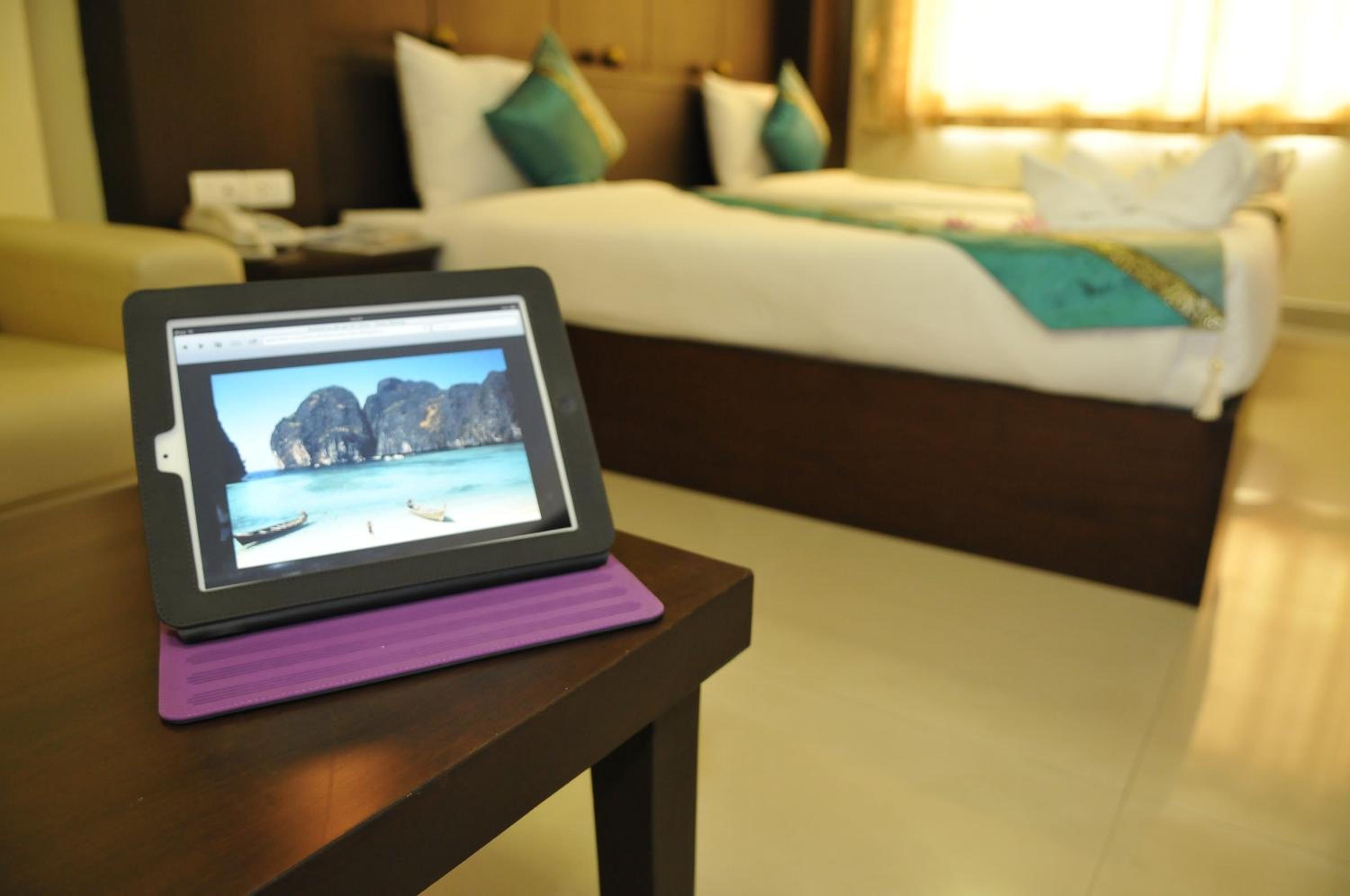 Deluxe Twin Room with Round Trip Airport Transfer - Photo 6