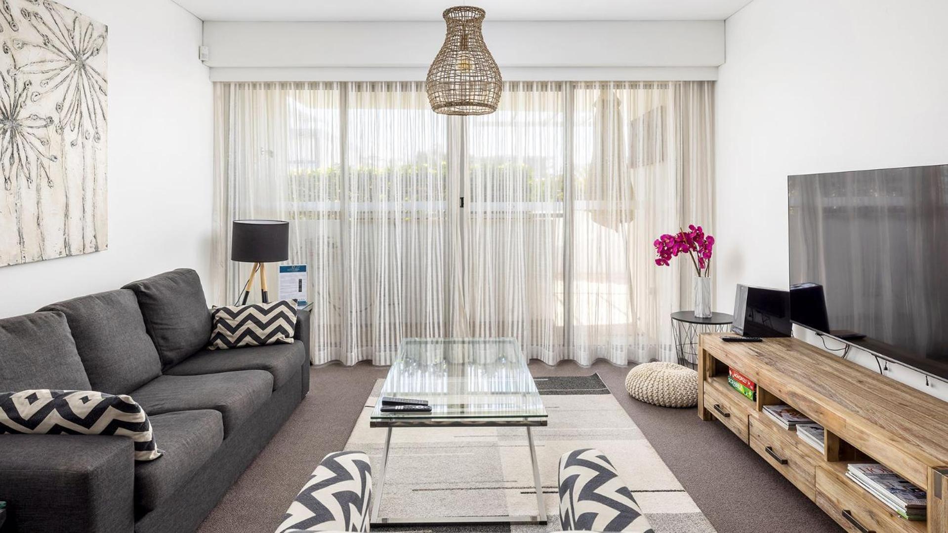 2 Bedroom Apartment with Courtyard-2 photo 2