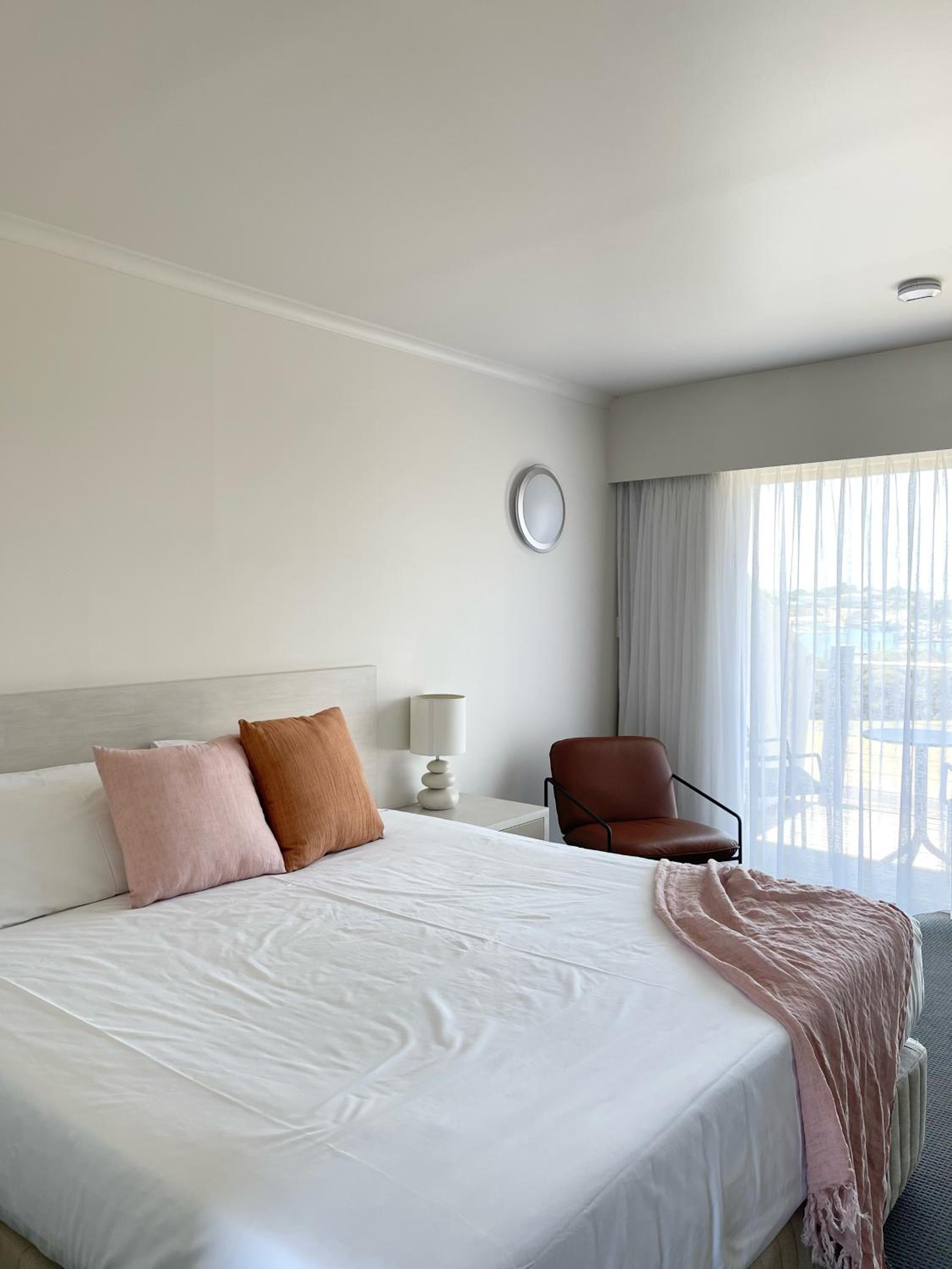 Panoramic Harbor View King Room - Unserviced (Adults only)