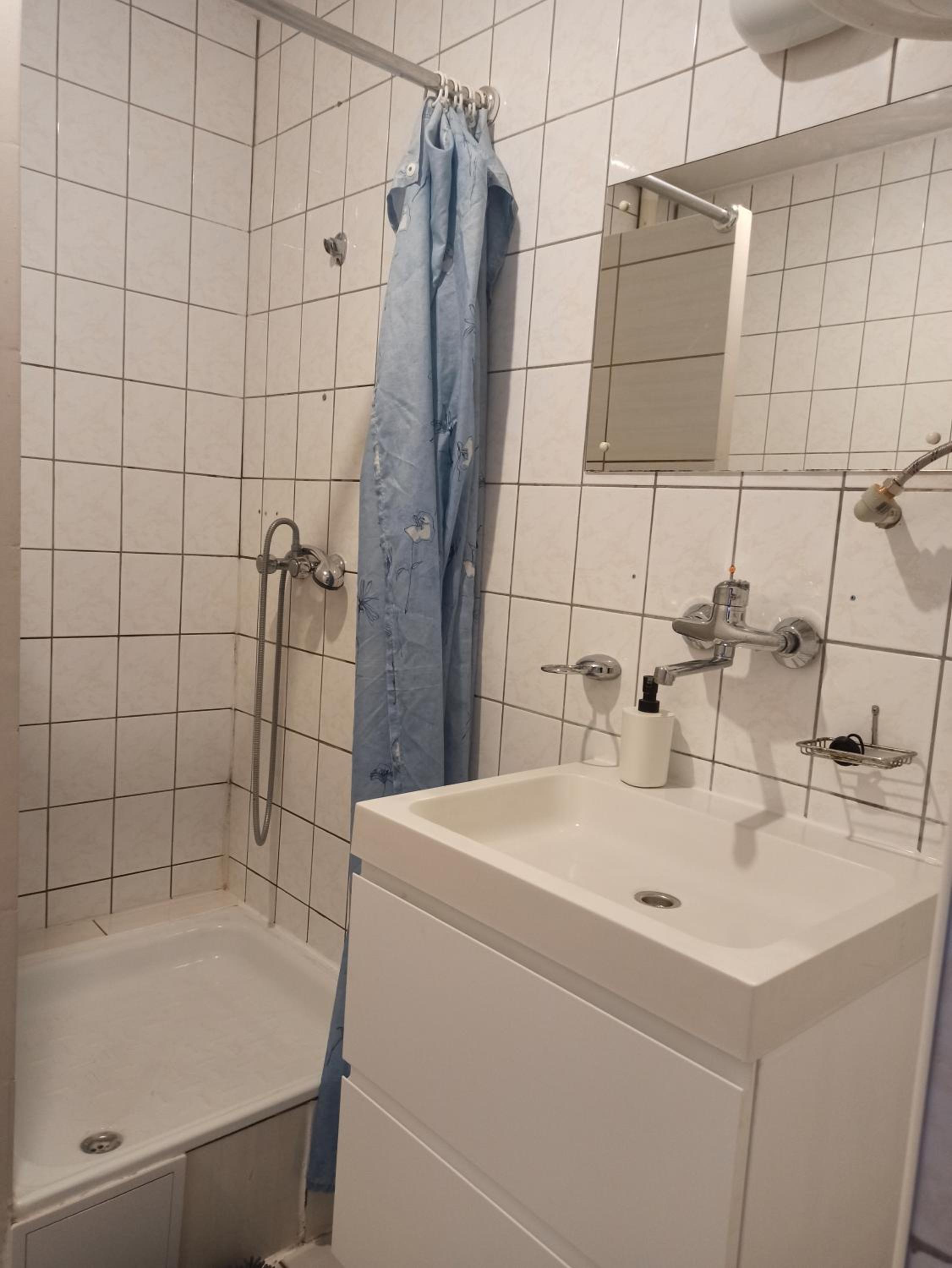 Double Room with Private Bathroom - Photo 2