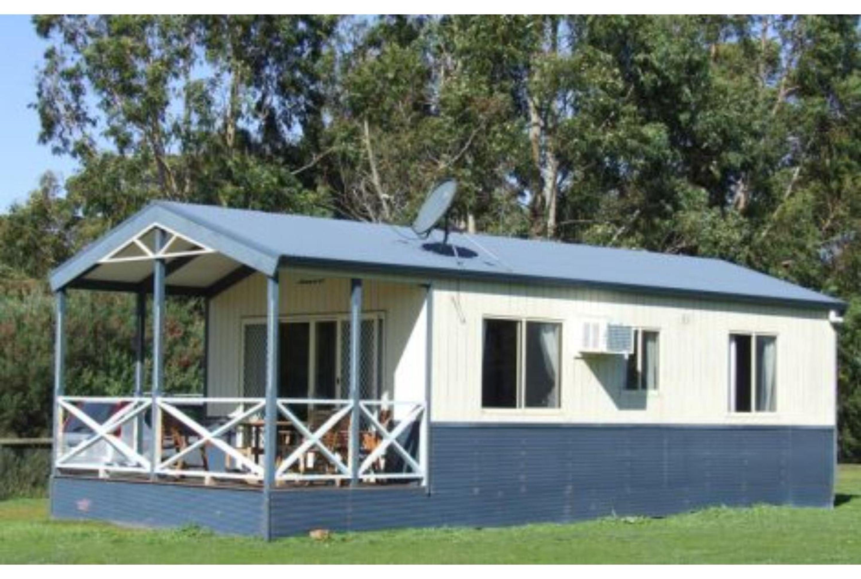 Superior 2 Bedroom Cabin - Sleeps 4 photo 3