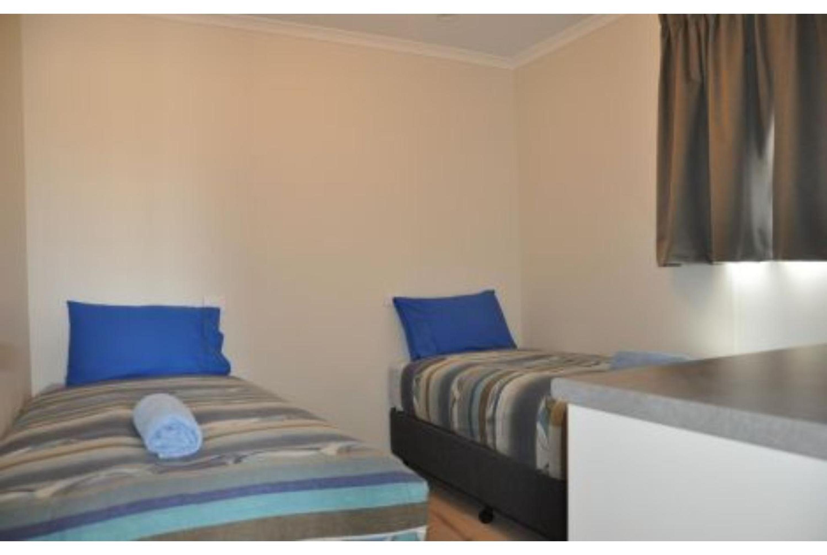 Deluxe 2 Bedroom Cabin - Sleeps 4 photo 3