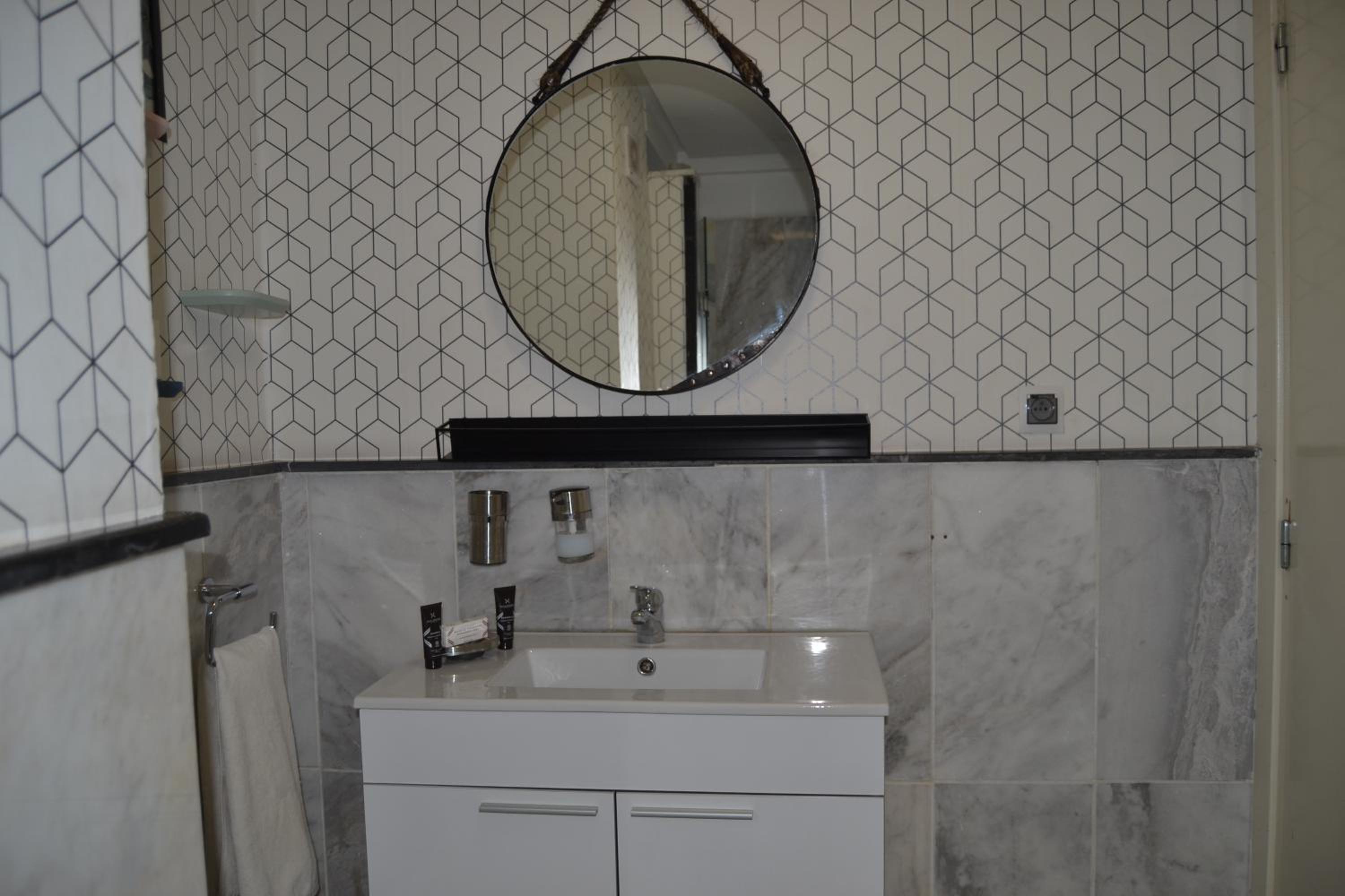 Apartment with Balcony - Photo 2