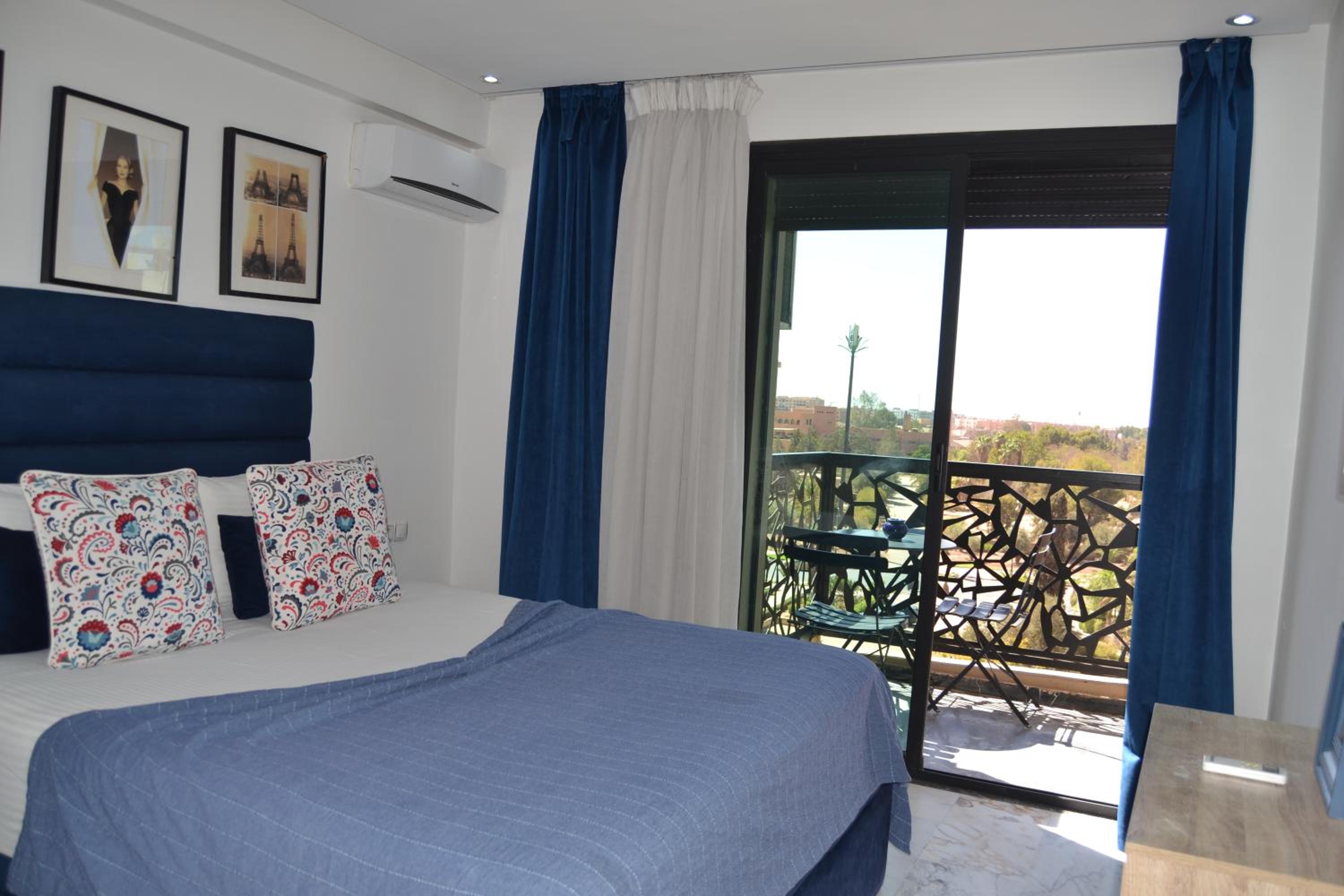 Apartment with Balcony - Photo 26