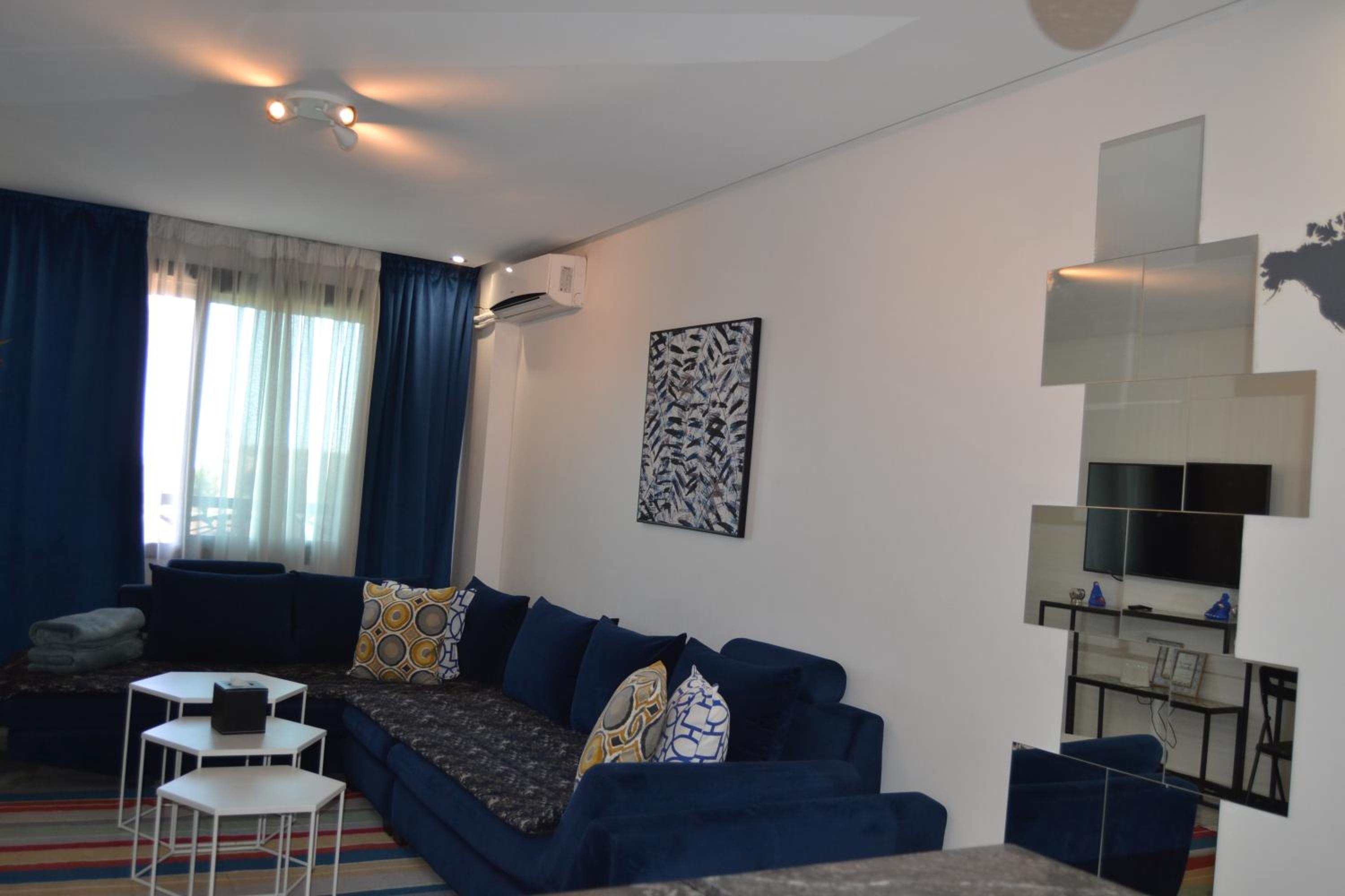 Apartment with Balcony - Photo 25