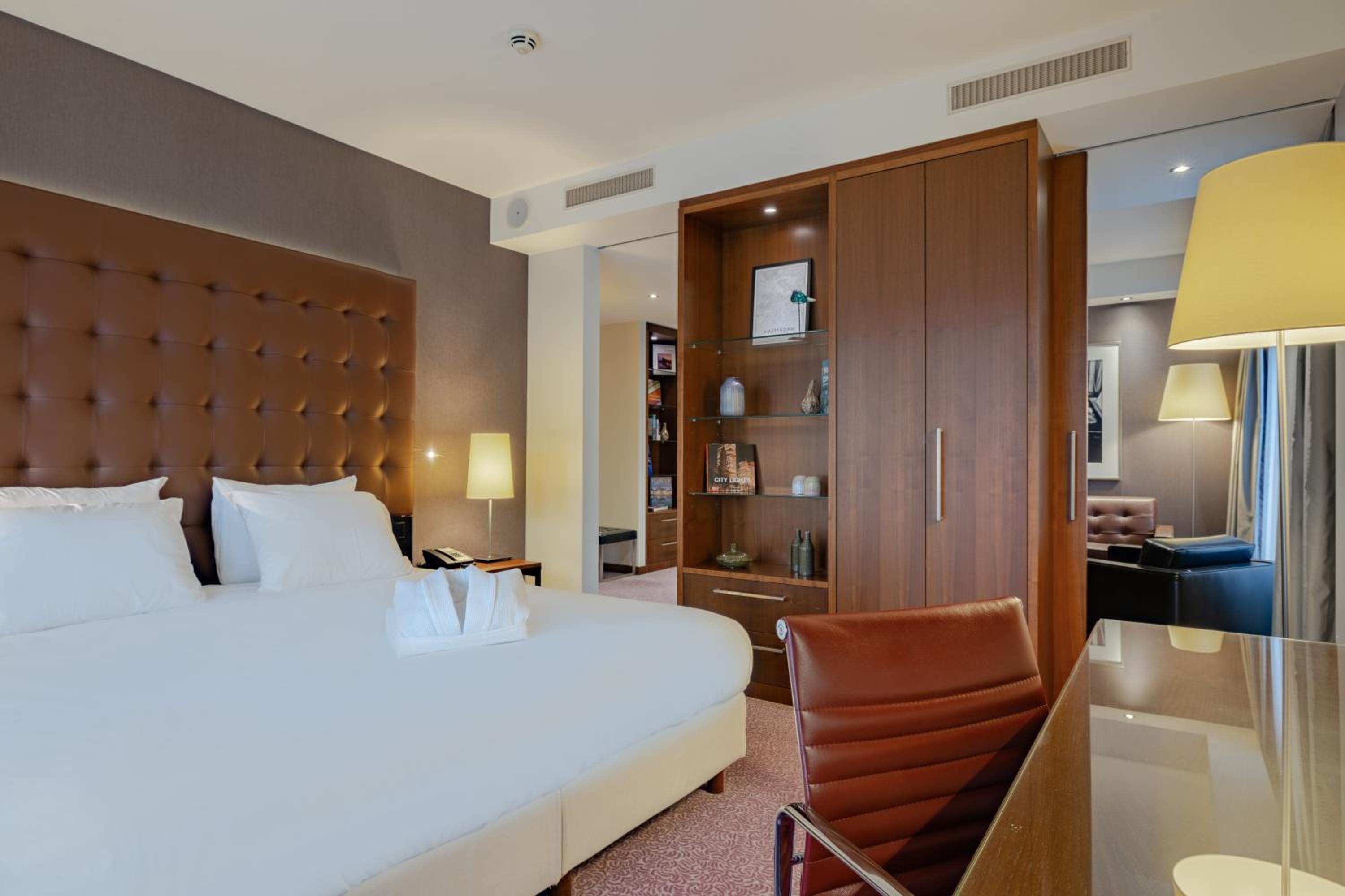 Junior King Suite photo 1