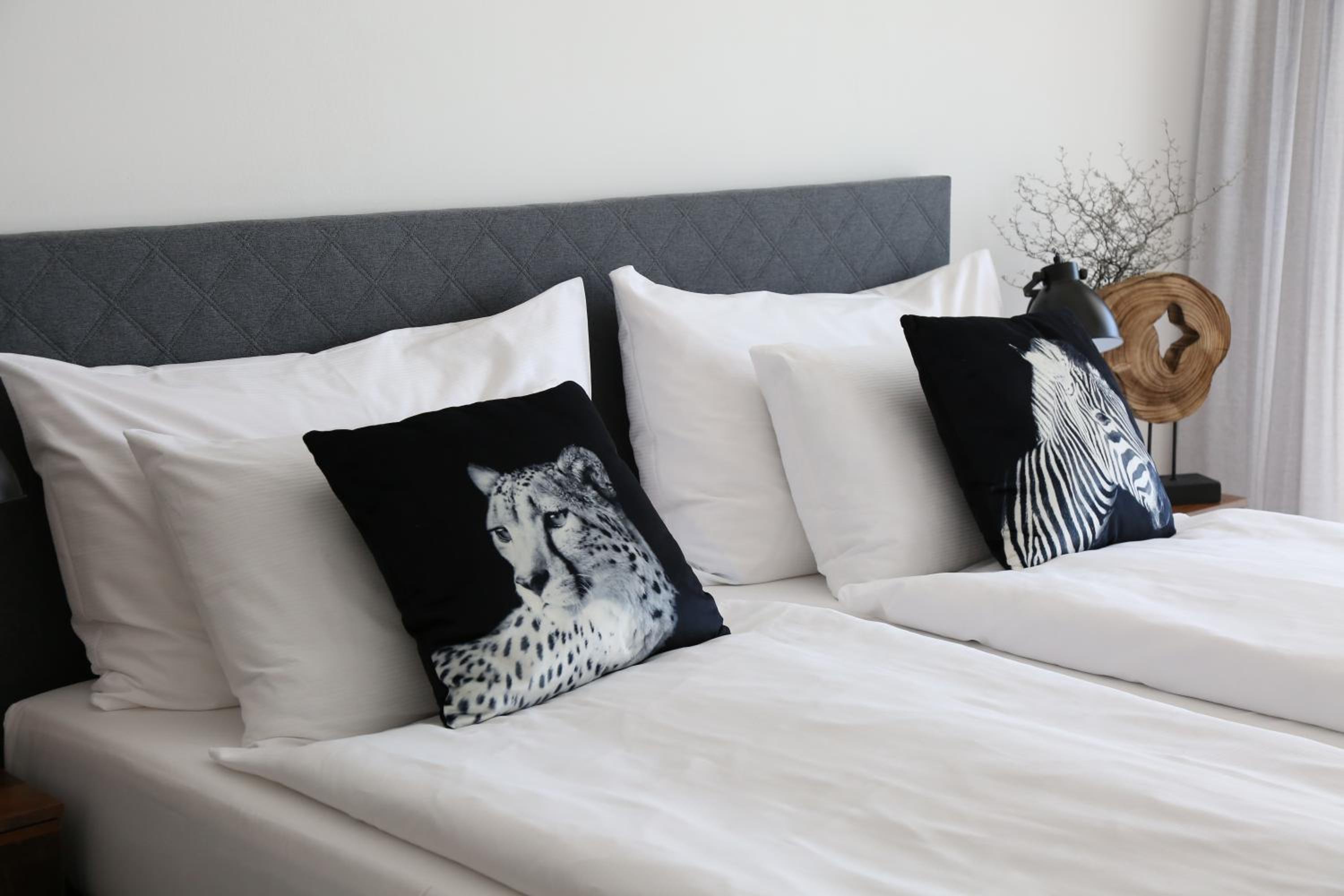 Deluxe Double Room with Lake View - Photo 4