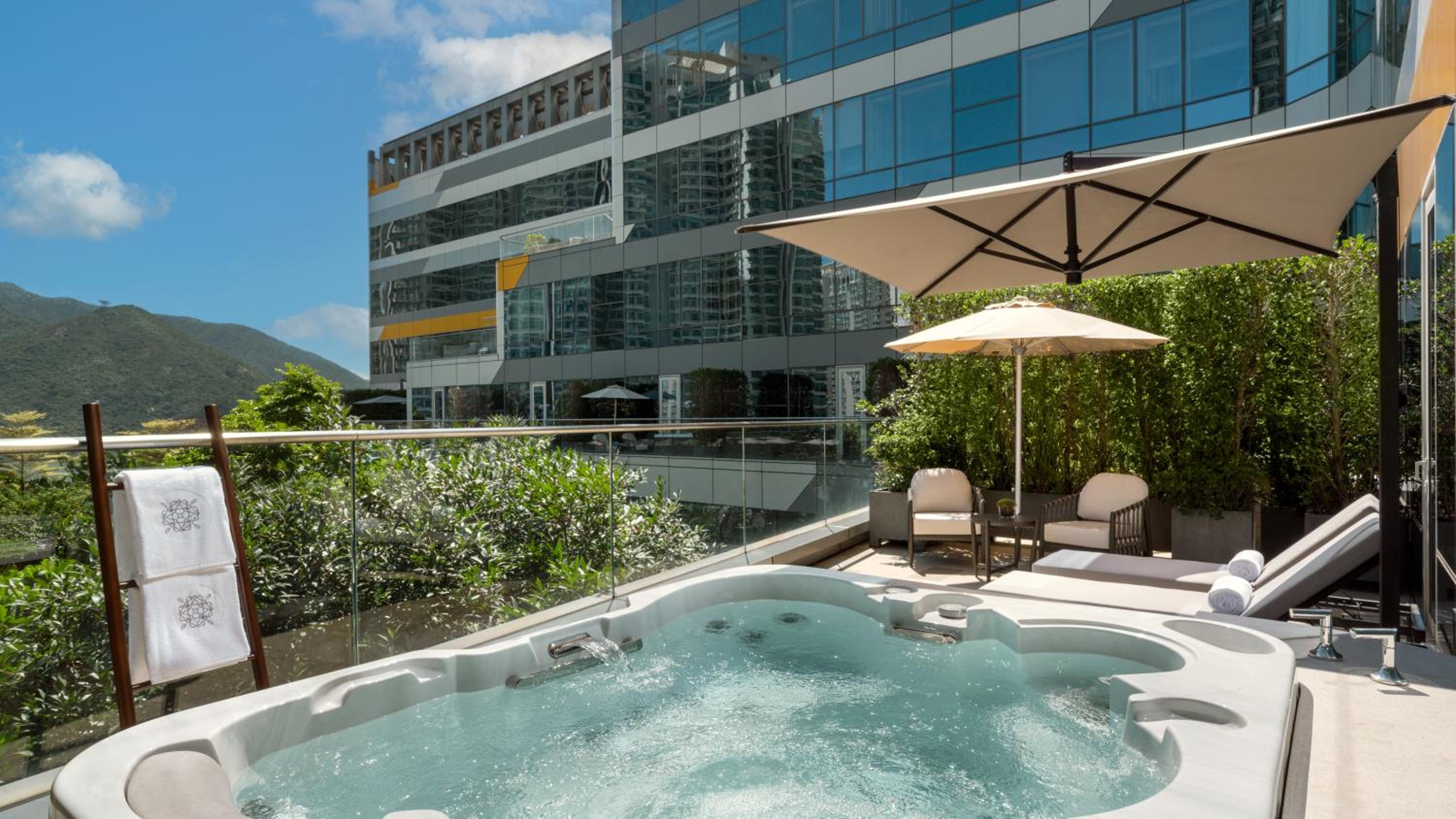 Luxury Executive Terrace Room - 1 King Size Bed, Lounge Access, Private Terrace with heated Jacuzzi photo 2
