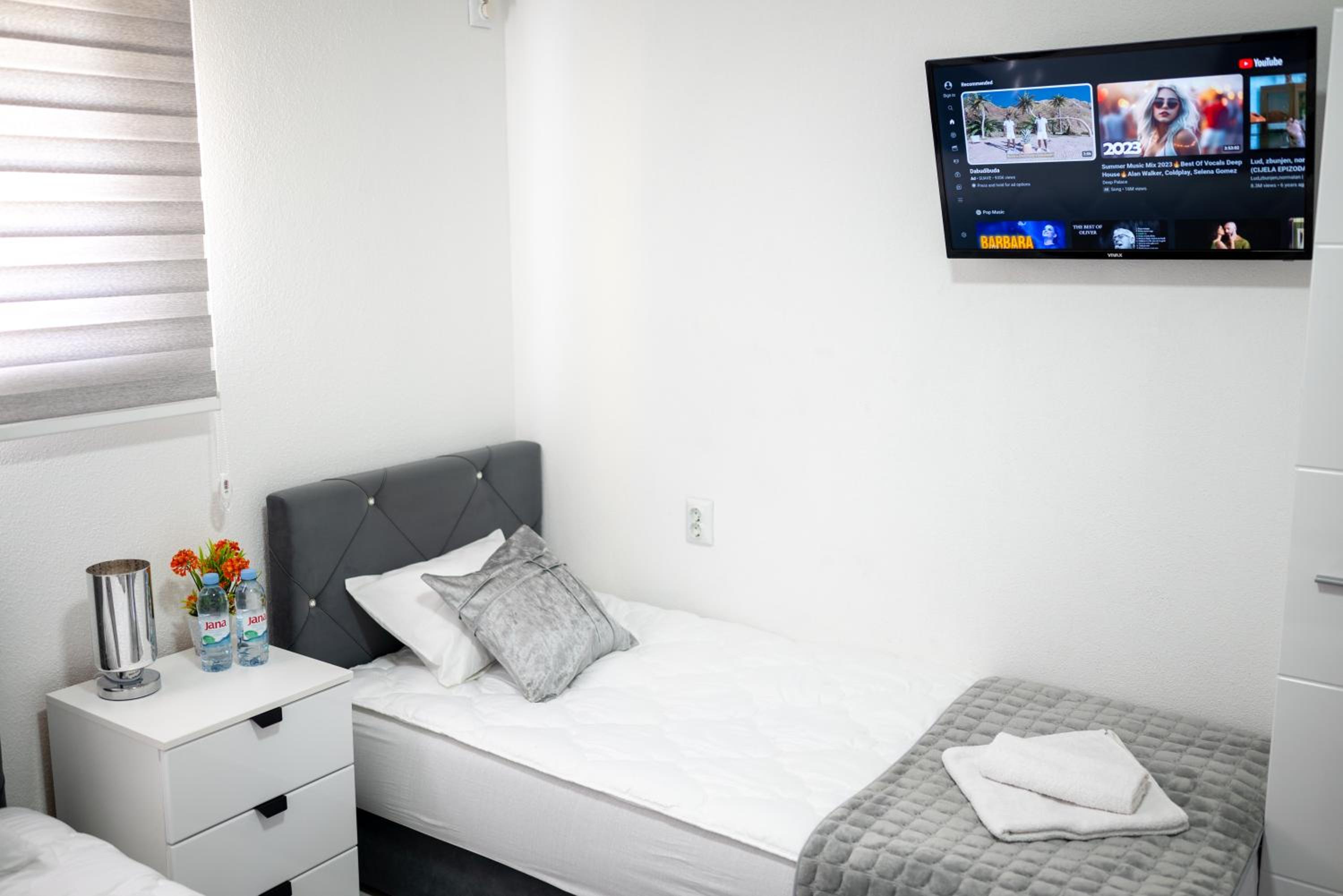 Family Room with Private Bathroom photo 3