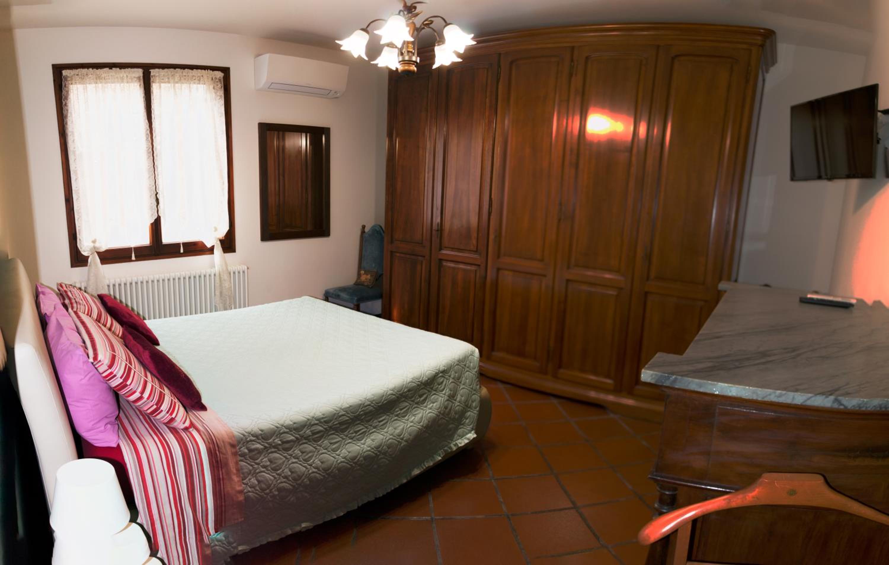 Double Room with Private Bathroom photo 3