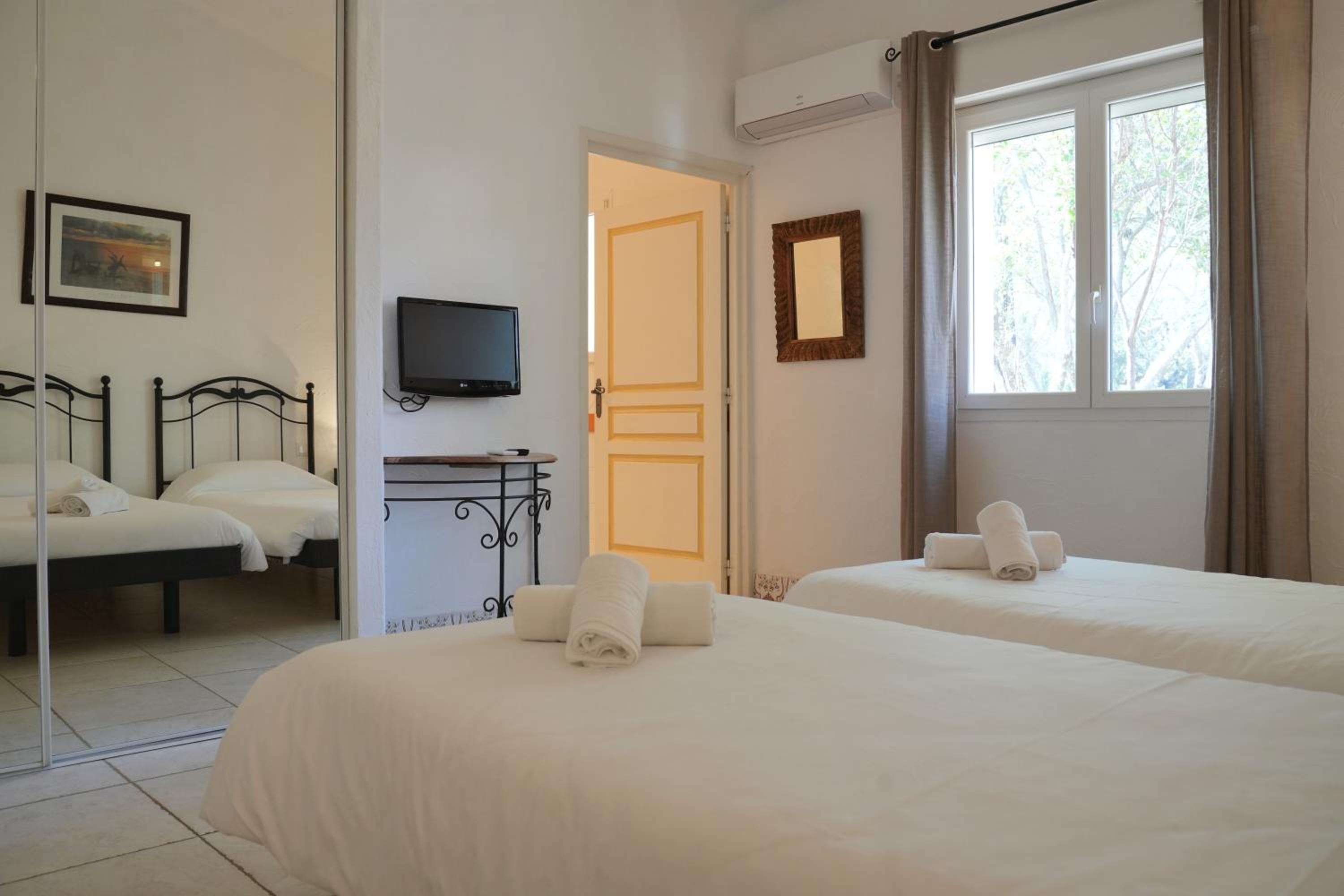 Deluxe Villa with Private Pool and Spa (10 adults)