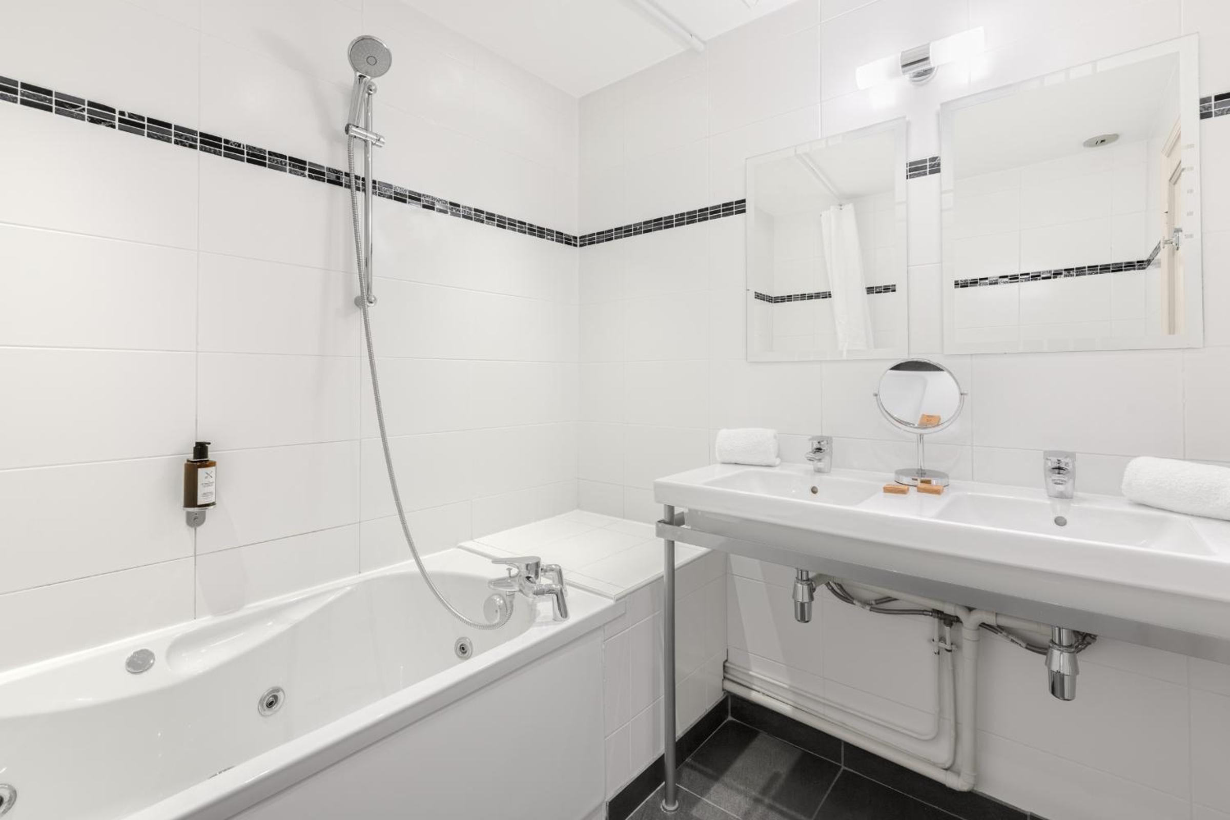 Deluxe Double Room with River View - Photo 8